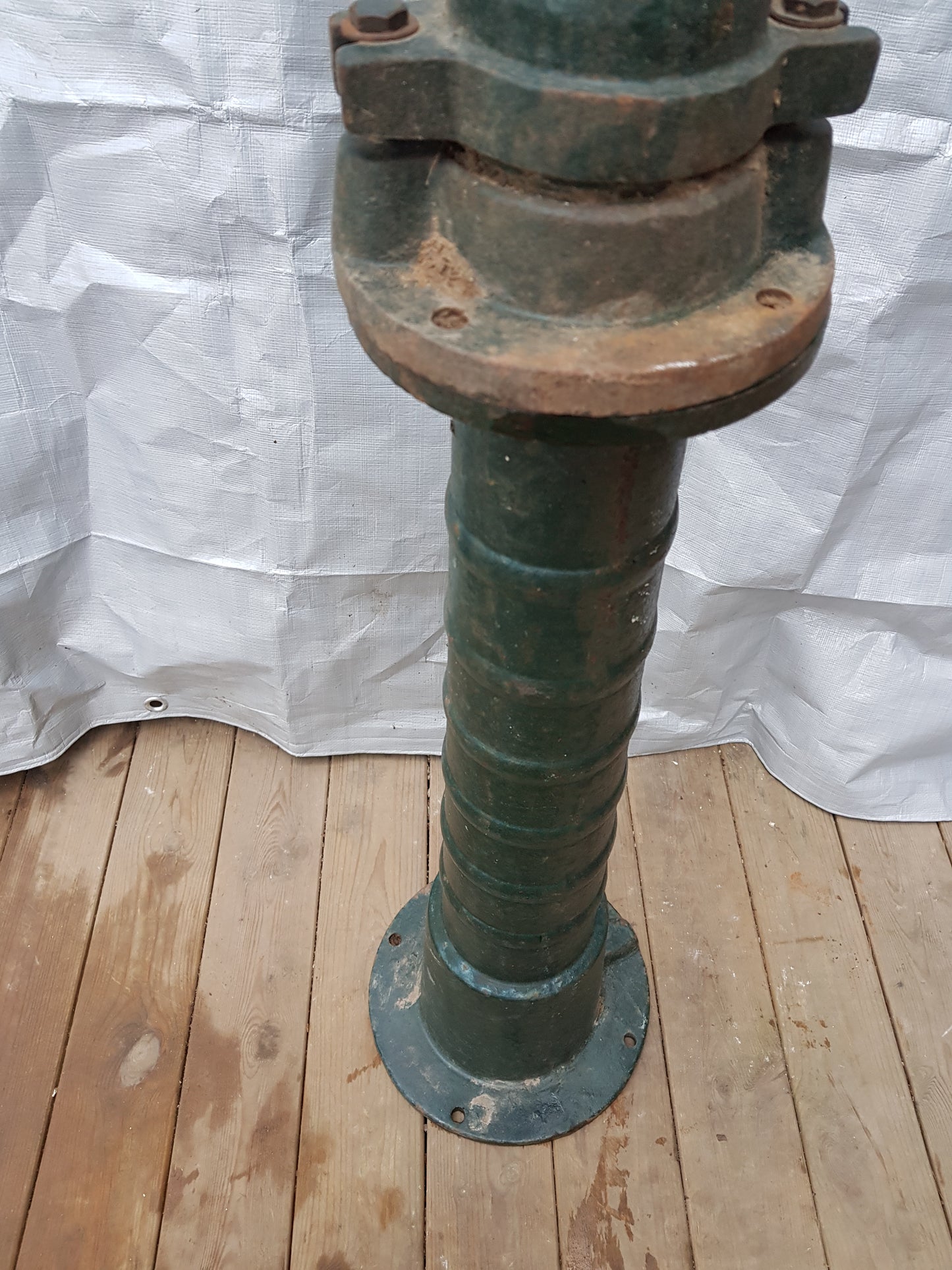 ARTIKELNUMMER 335 Fin vattenpump med mått 135 cm i höjd. Pris: 1200kr 