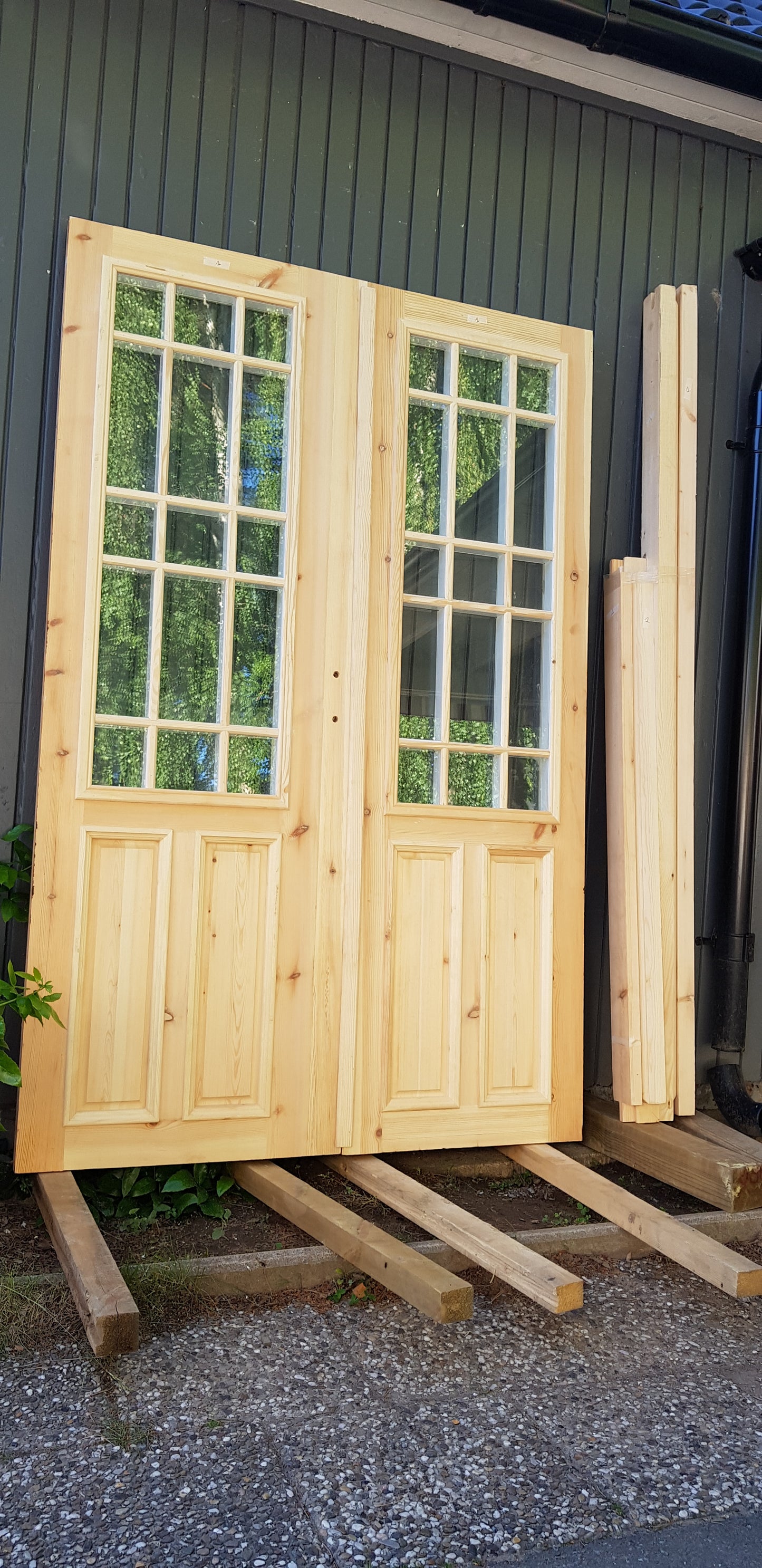 Art 33R Ny pardörr i gammal stil med dubbelt glas inklusive karm B140 cm H210 cm pris: 17000 kr