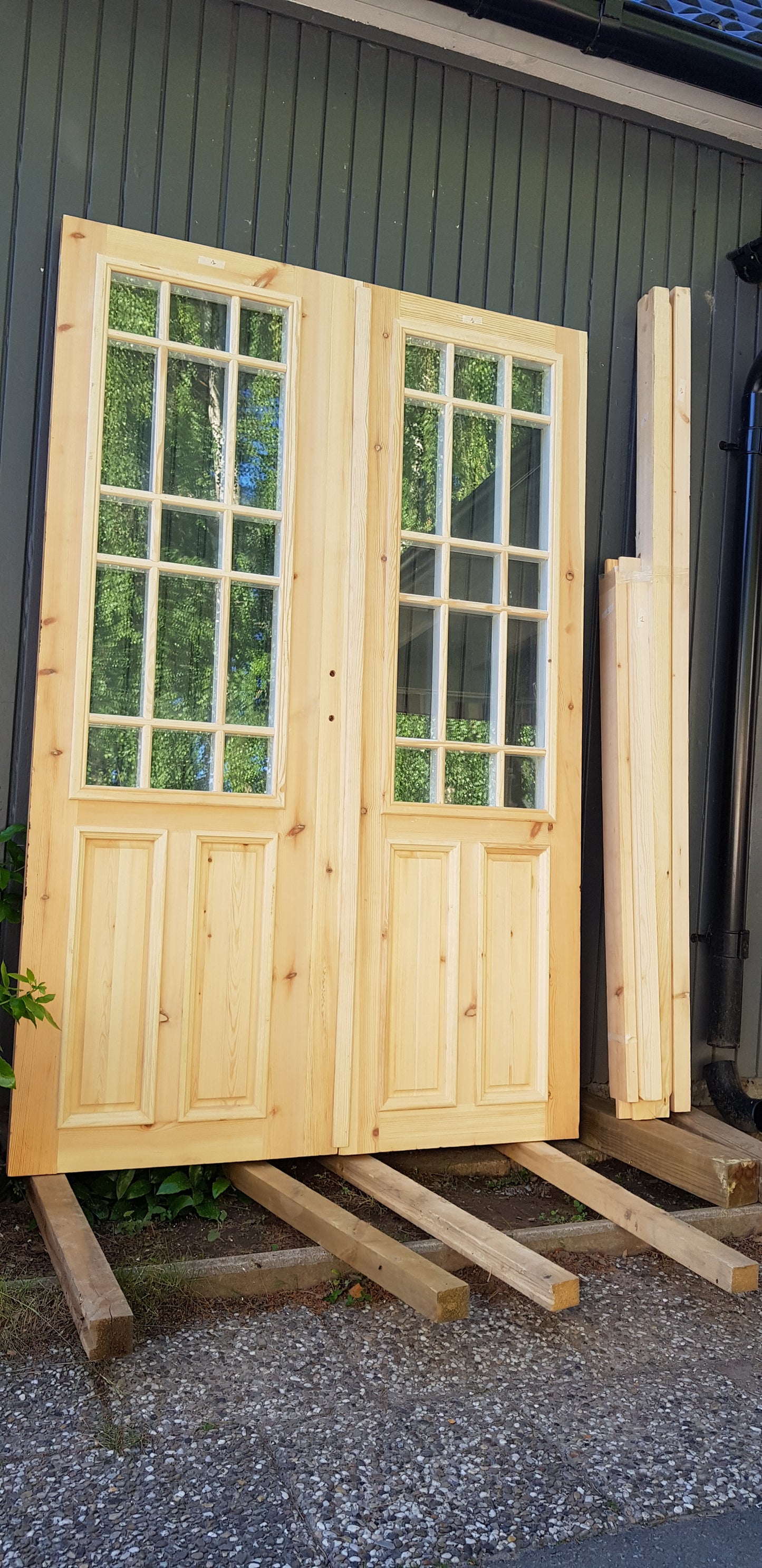 Art 33R Ny pardörr i gammal stil med dubbelt glas inklusive karm B140 cm H210 cm pris: 17000 kr