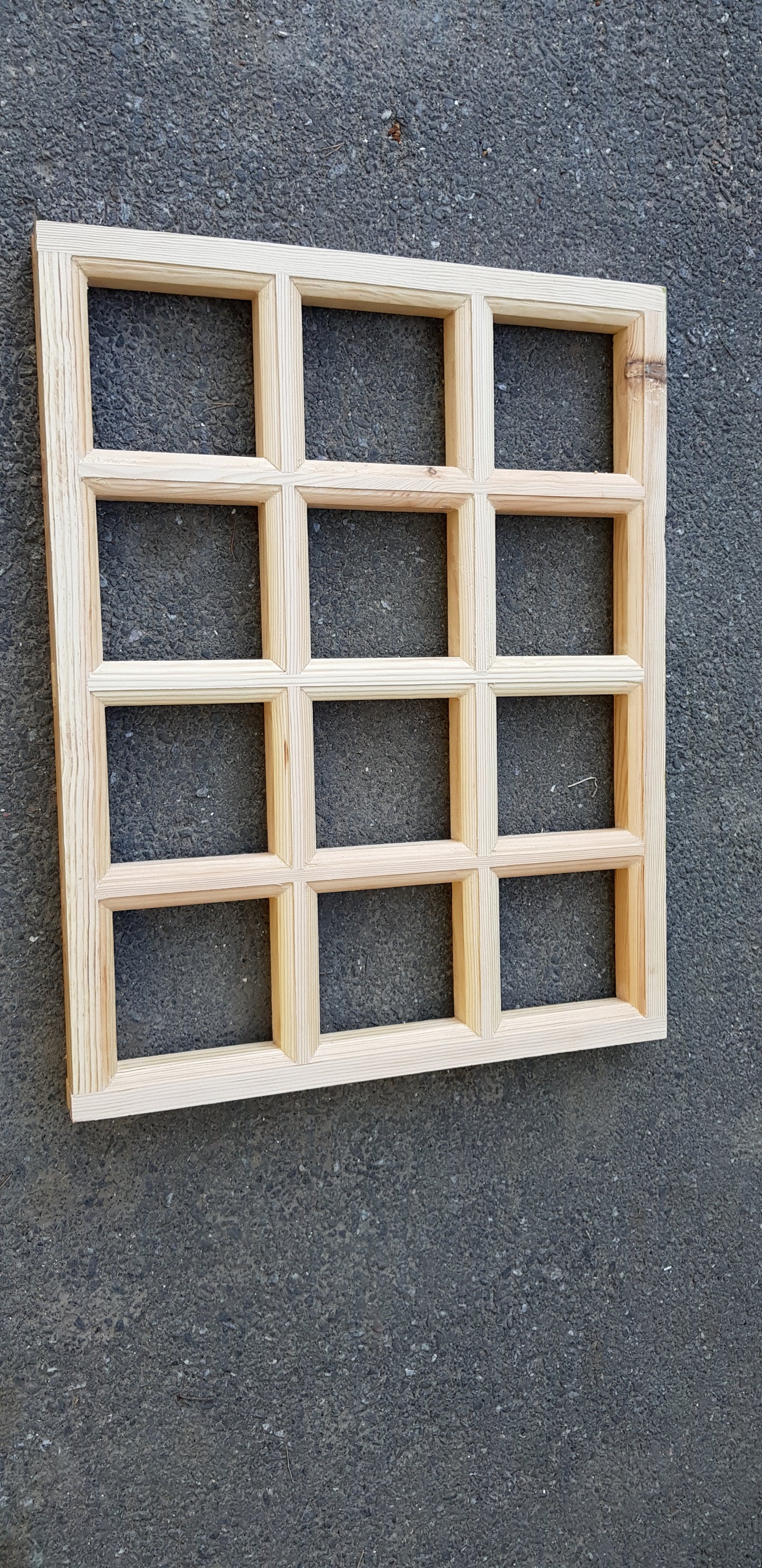 ARTIKELNUMMER 22 16st nya spröjsade fönster med färdiga glasrutor som kan passa till uterum, växthus eller överljus mått : Bredd 65 cm Höjd 51 cm Pris : 1250 kr per st vi leverera inom stockholm för 500 kr