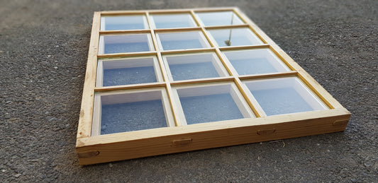 ARTIKELNUMMER 22 16st nya spröjsade fönster med färdiga glasrutor som kan passa till uterum, växthus eller överljus mått : Bredd 65 cm Höjd 51 cm Pris : 1250 kr per st vi leverera inom stockholm för 500 kr