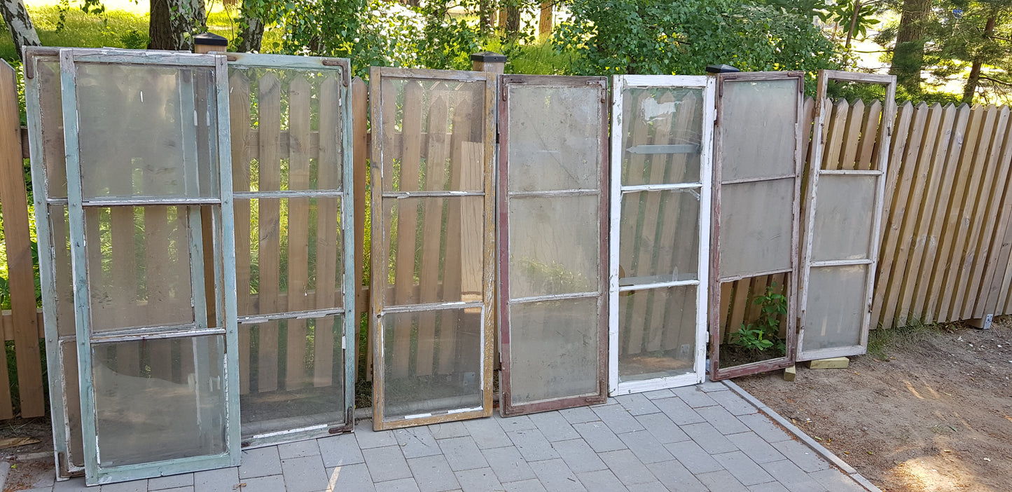 ARTIKELNUMMER 58 Fina gamla kärnvirke spröjsade fönster med äkta spröjs, har munblåst glas.