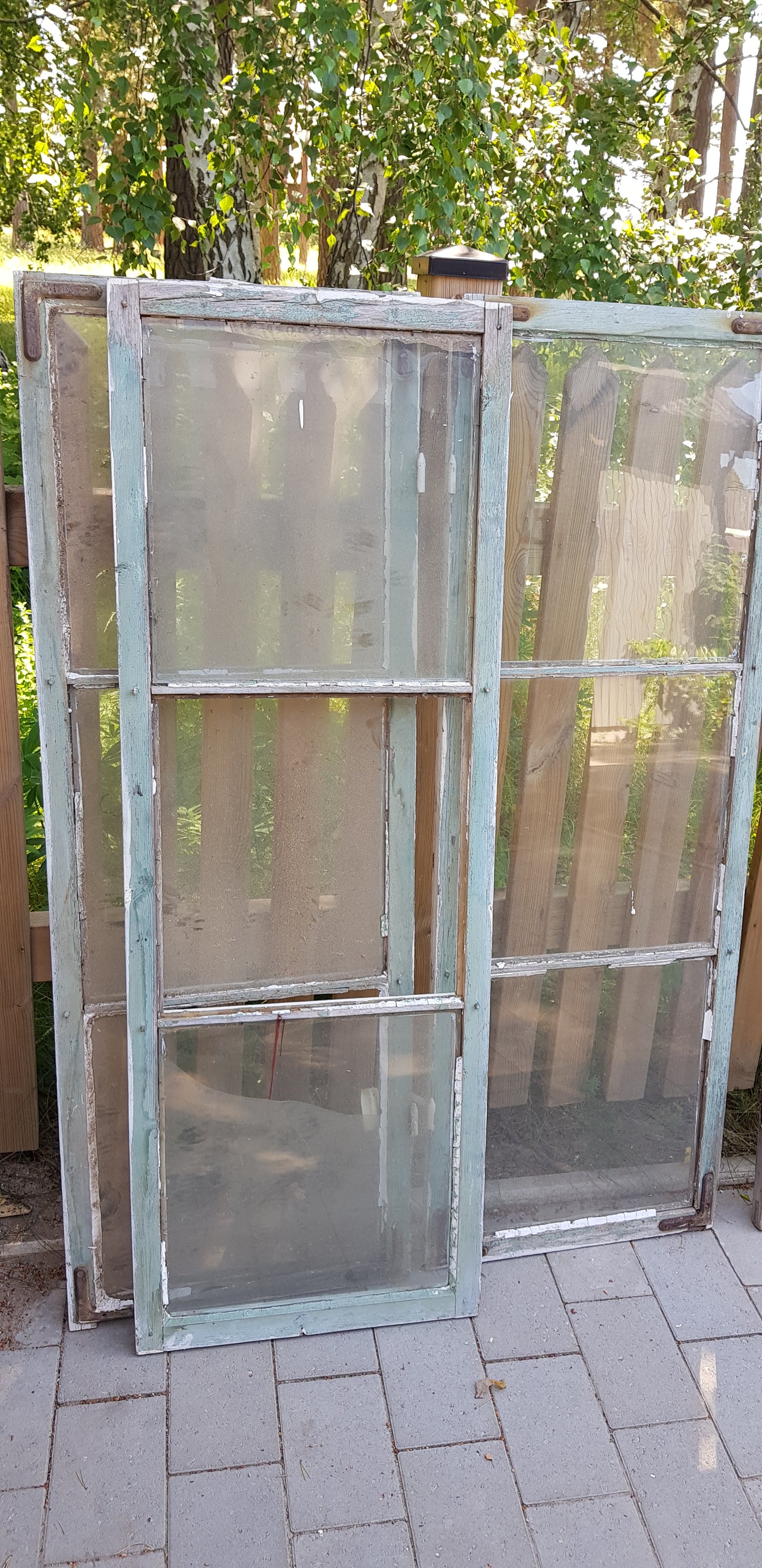 ARTIKELNUMMER 58 Fina gamla kärnvirke spröjsade fönster med äkta spröjs, har munblåst glas.