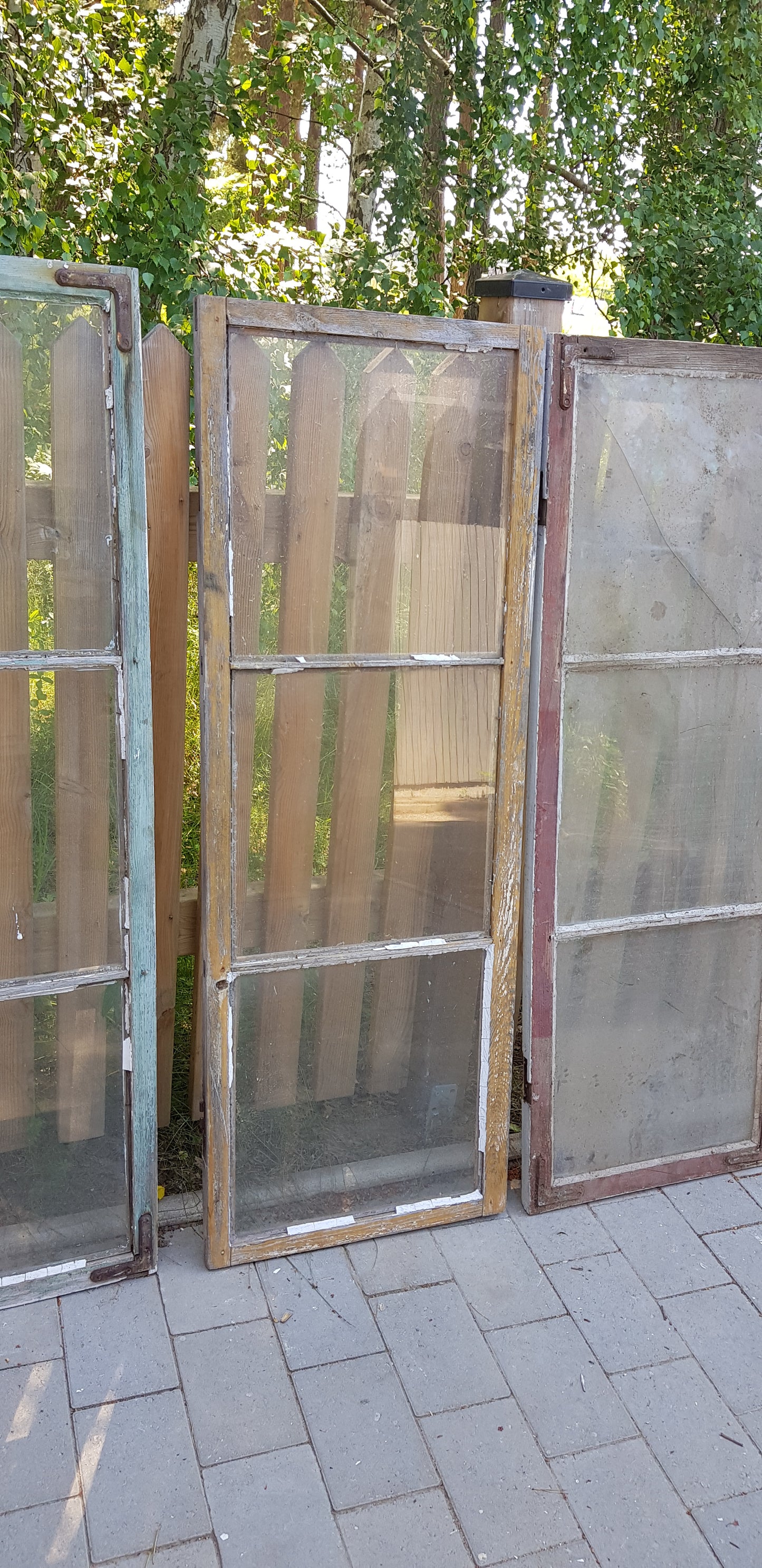 ARTIKELNUMMER 58 Fina gamla kärnvirke spröjsade fönster med äkta spröjs, har munblåst glas.