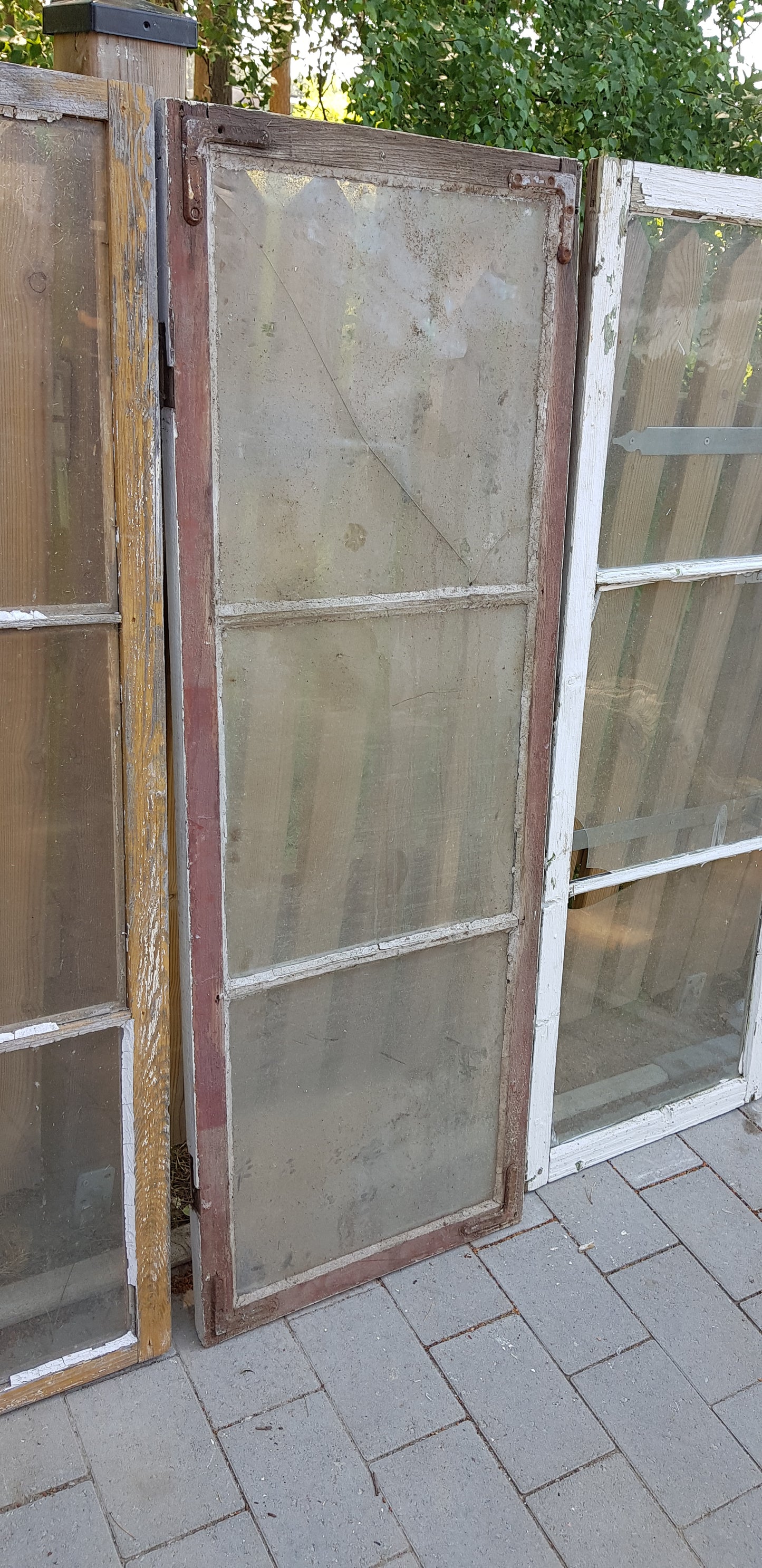 ARTIKELNUMMER 58 Fina gamla kärnvirke spröjsade fönster med äkta spröjs, har munblåst glas.