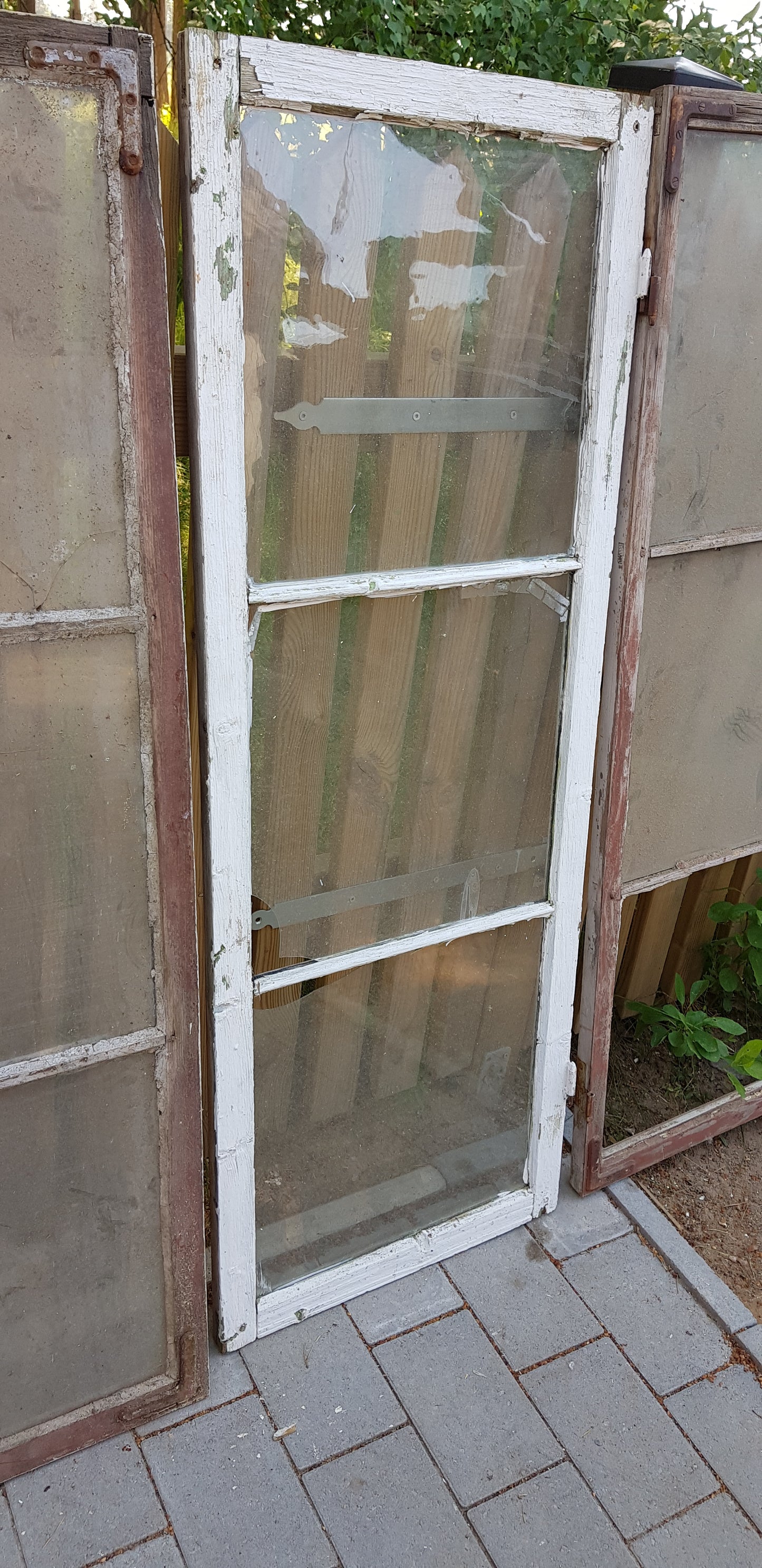 ARTIKELNUMMER 58 Fina gamla kärnvirke spröjsade fönster med äkta spröjs, har munblåst glas.