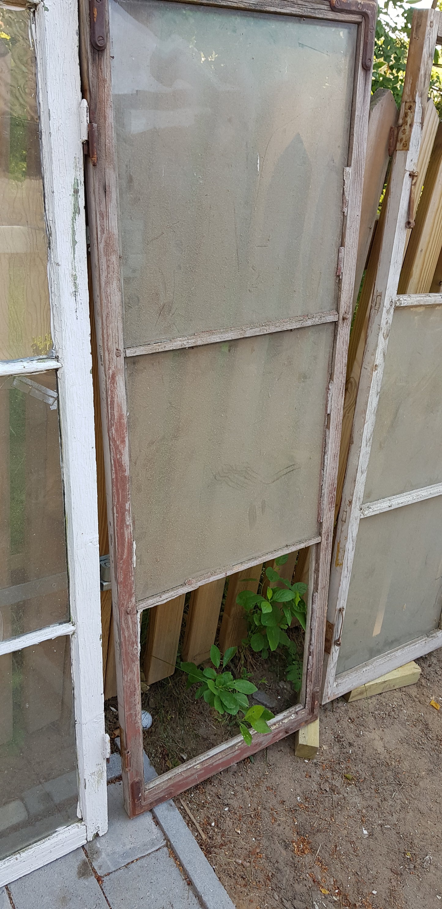 ARTIKELNUMMER 58 Fina gamla kärnvirke spröjsade fönster med äkta spröjs, har munblåst glas.