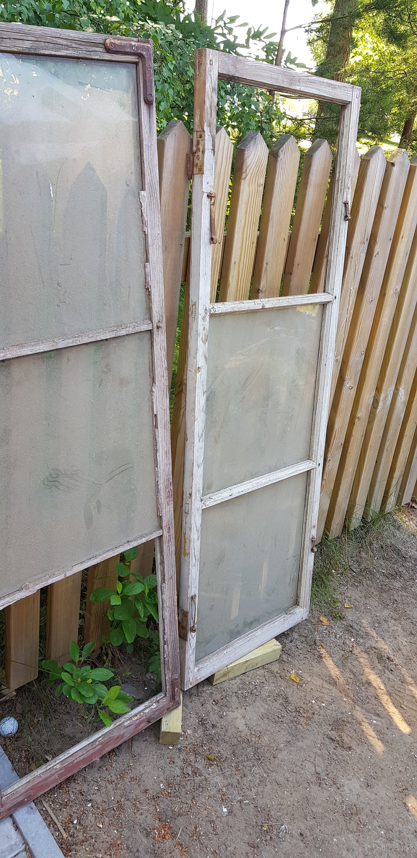ARTIKELNUMMER 58 Fina gamla kärnvirke spröjsade fönster med äkta spröjs, har munblåst glas.