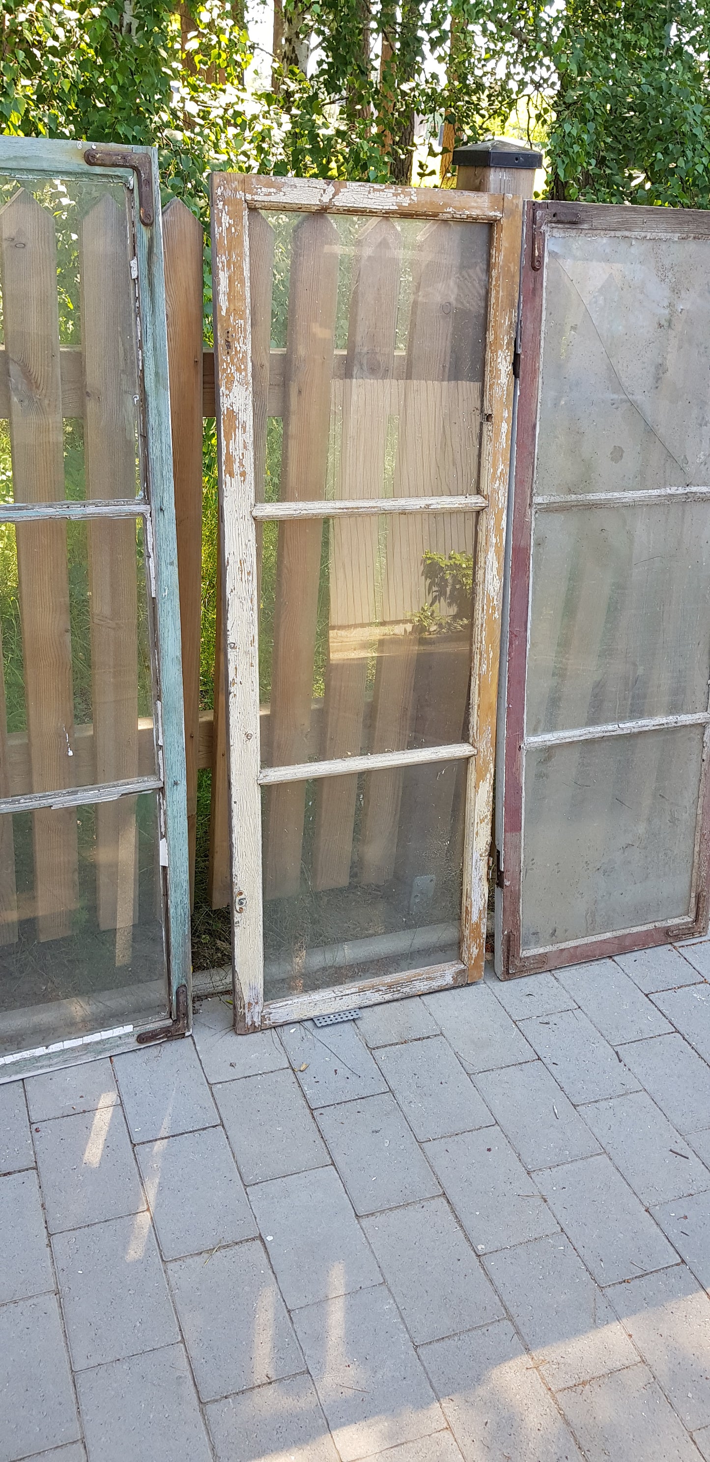 ARTIKELNUMMER 58 Fina gamla kärnvirke spröjsade fönster med äkta spröjs, har munblåst glas.