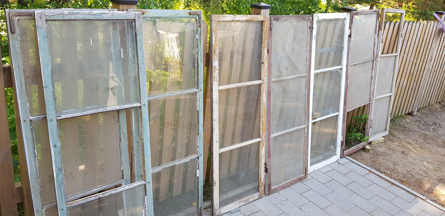 ARTIKELNUMMER 58 Fina gamla kärnvirke spröjsade fönster med äkta spröjs, har munblåst glas.