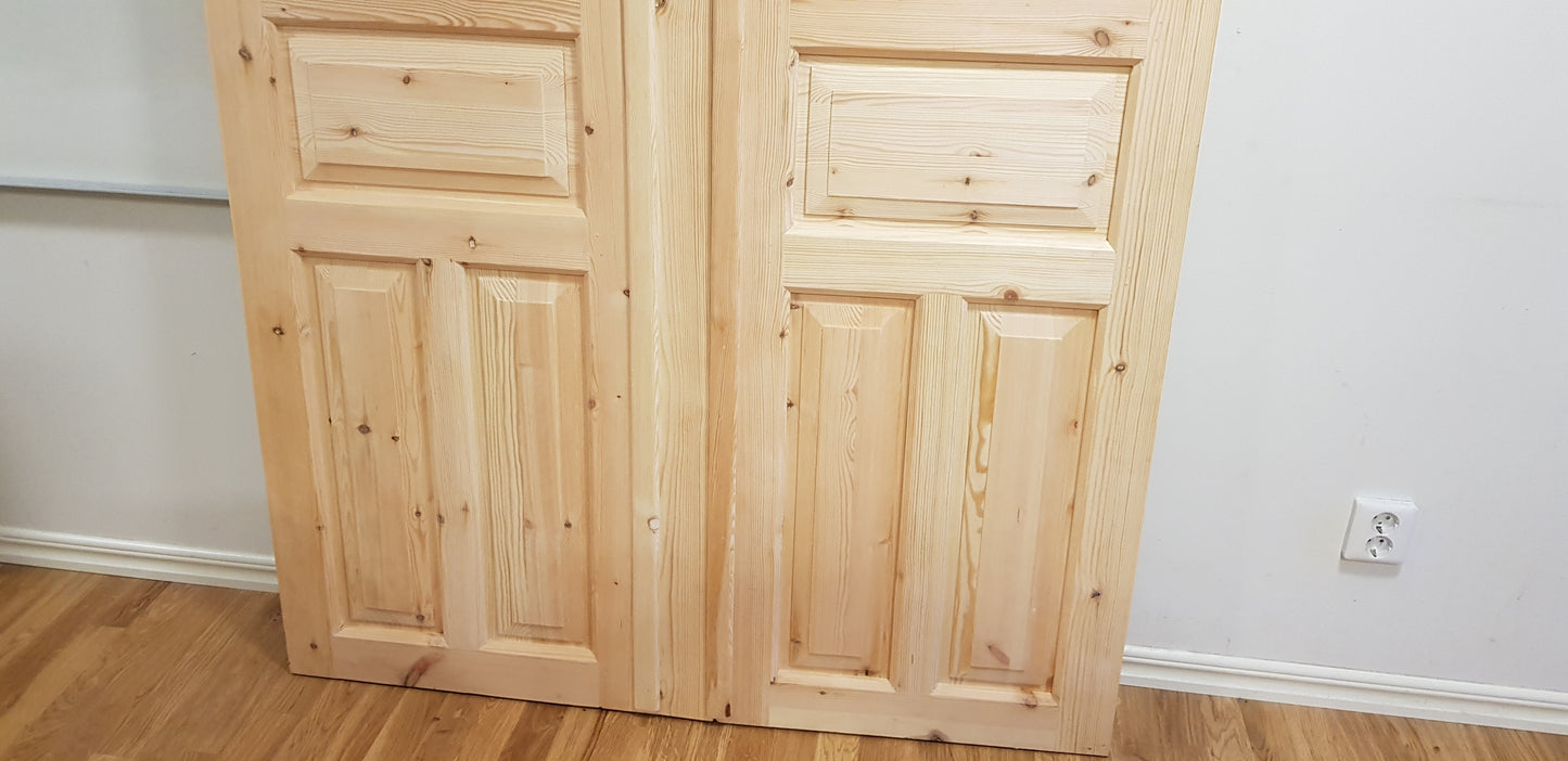 Ny pardörr i gammal stil med dubbelt glas inklusive karm. yttermått med karm: bredd 140 cm höjd 210 cm dörrblads mått Bredd 60+70 cm Höjd 200 cm dörrarna säljes utan gångjärn och låsordning ange nr 01 pris: 17000 kr