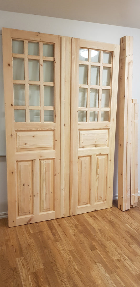 Ny pardörr i gammal stil med dubbelt glas inklusive karm. yttermått med karm: bredd 140 cm höjd 210 cm dörrblads mått Bredd 60+70 cm Höjd 200 cm dörrarna säljes utan gångjärn och låsordning ange nr 01 pris: 17000 kr