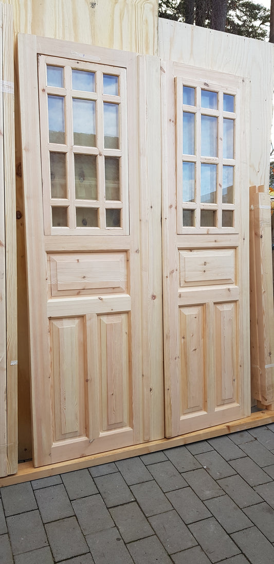 Nytillverkade pardörrar med dubbelglas i gammal stil inkl karm, behöver gångjärn och låskista. hål för handtag behöver borras, plats för låskista finns redan. yttermått: B 140 cm H 210 cm pris: 17000 kr ange nr 02