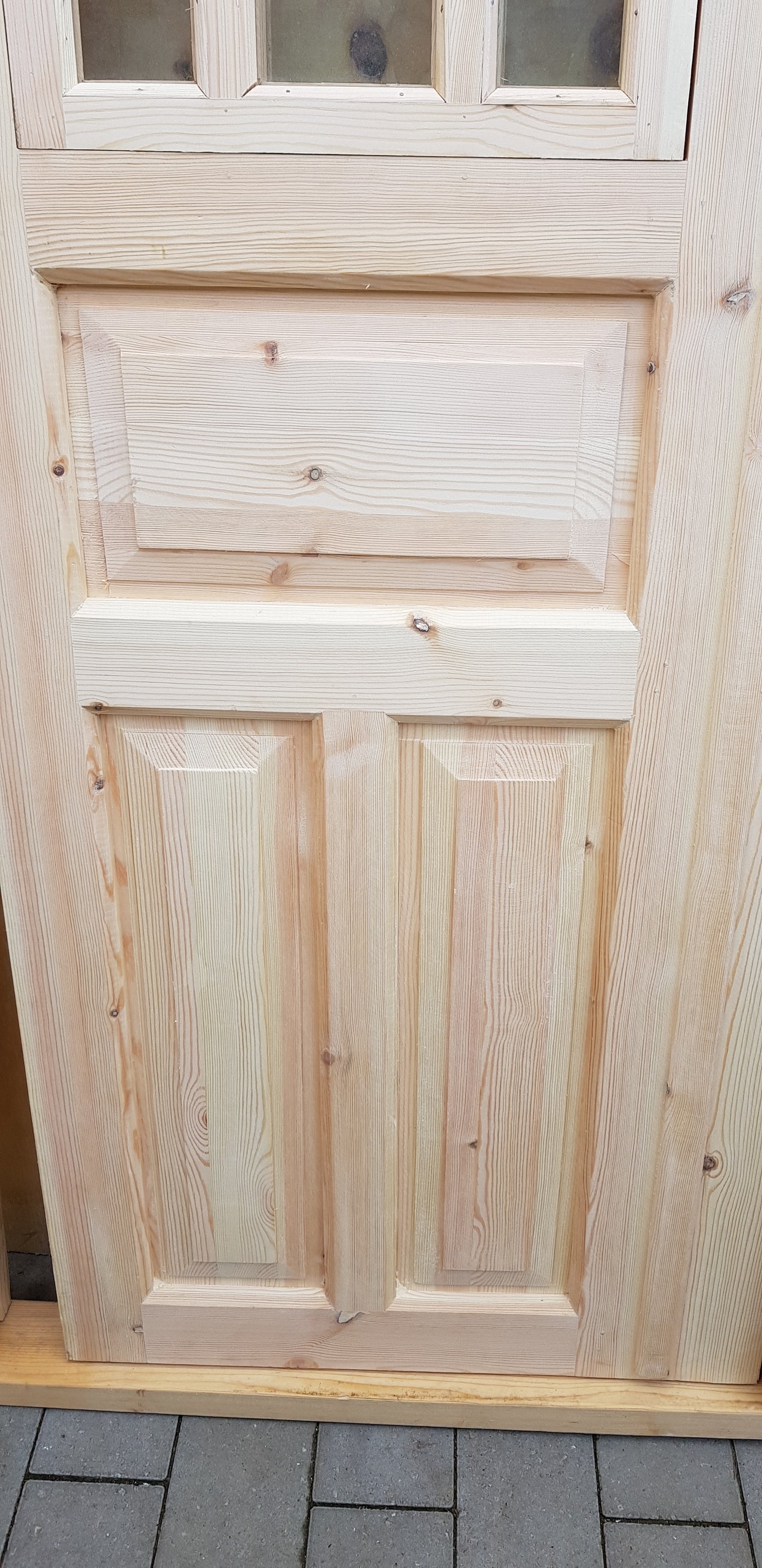 Nytillverkade pardörrar med dubbelglas i gammal stil inkl karm, behöver gångjärn och låskista. hål för handtag behöver borras, plats för låskista finns redan. yttermått: B 140 cm H 210 cm pris: 17000 kr ange nr 02