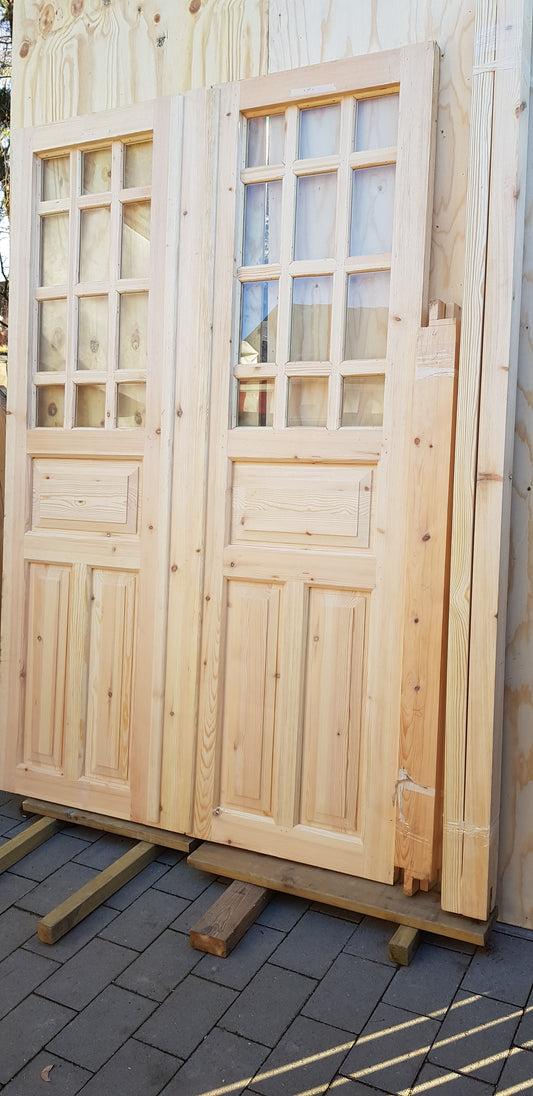 Art 33K Nytillverkade pardörrar i gammal stil inklusive karm dubbelglas med äkta spröjs speglar på både insidan och utsidan B140 cm H210 cm Pris: 17000 kr