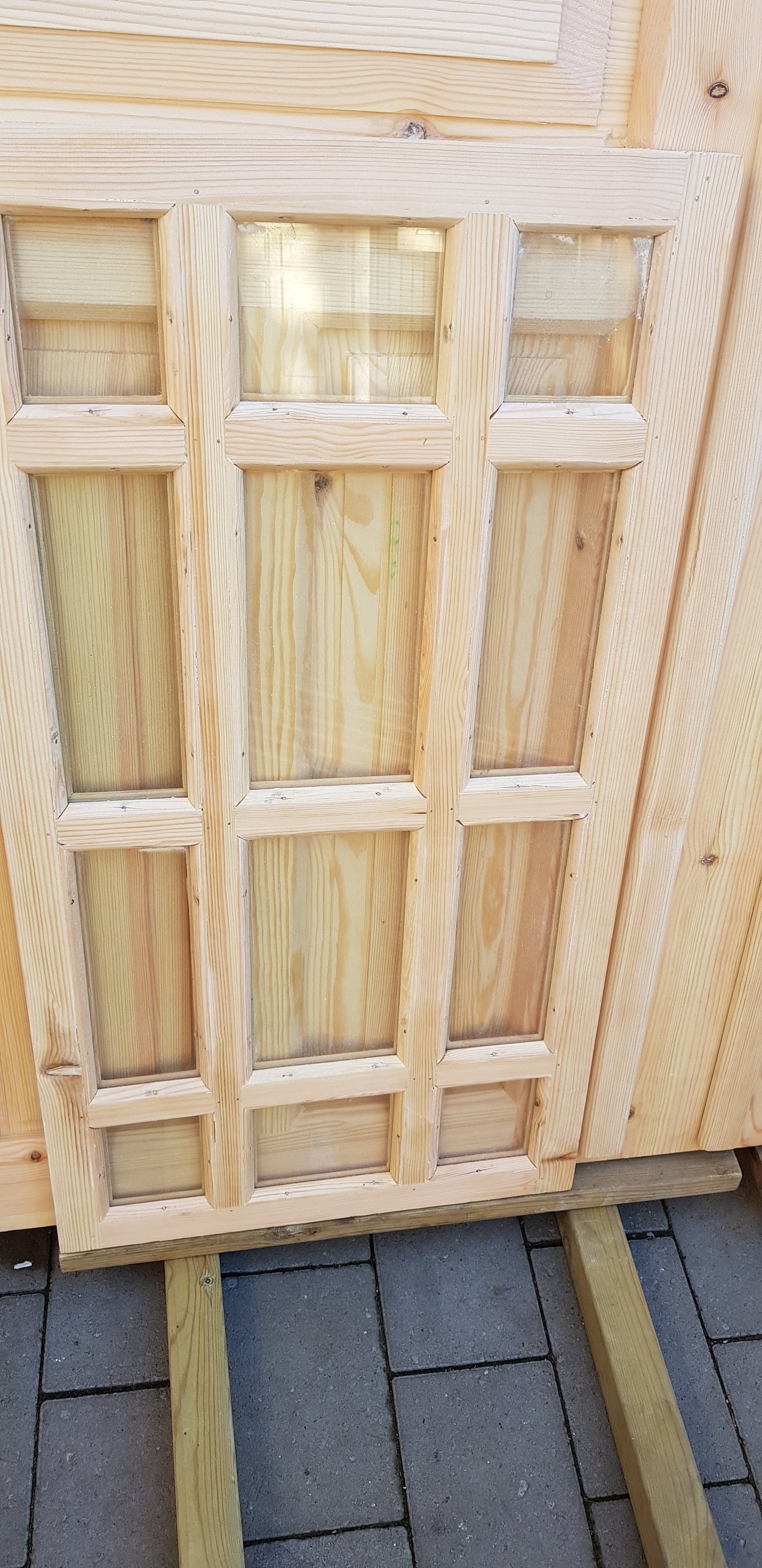 Art 33K Nytillverkade pardörrar i gammal stil inklusive karm dubbelglas med äkta spröjs speglar på både insidan och utsidan B140 cm H210 cm Pris: 17000 kr