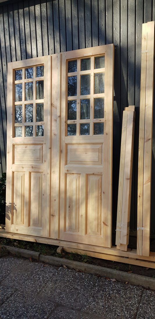 Ny pardörr i gammal stil med dubbelt glas inklusive karm. yttermått med karm: bredd 140 cm höjd 210 cm dörrblads mått Bredd 60+70 cm Höjd 200 cm dörrarna säljes utan gångjärn och låsordning ange nr 03 pris: 17000 kr