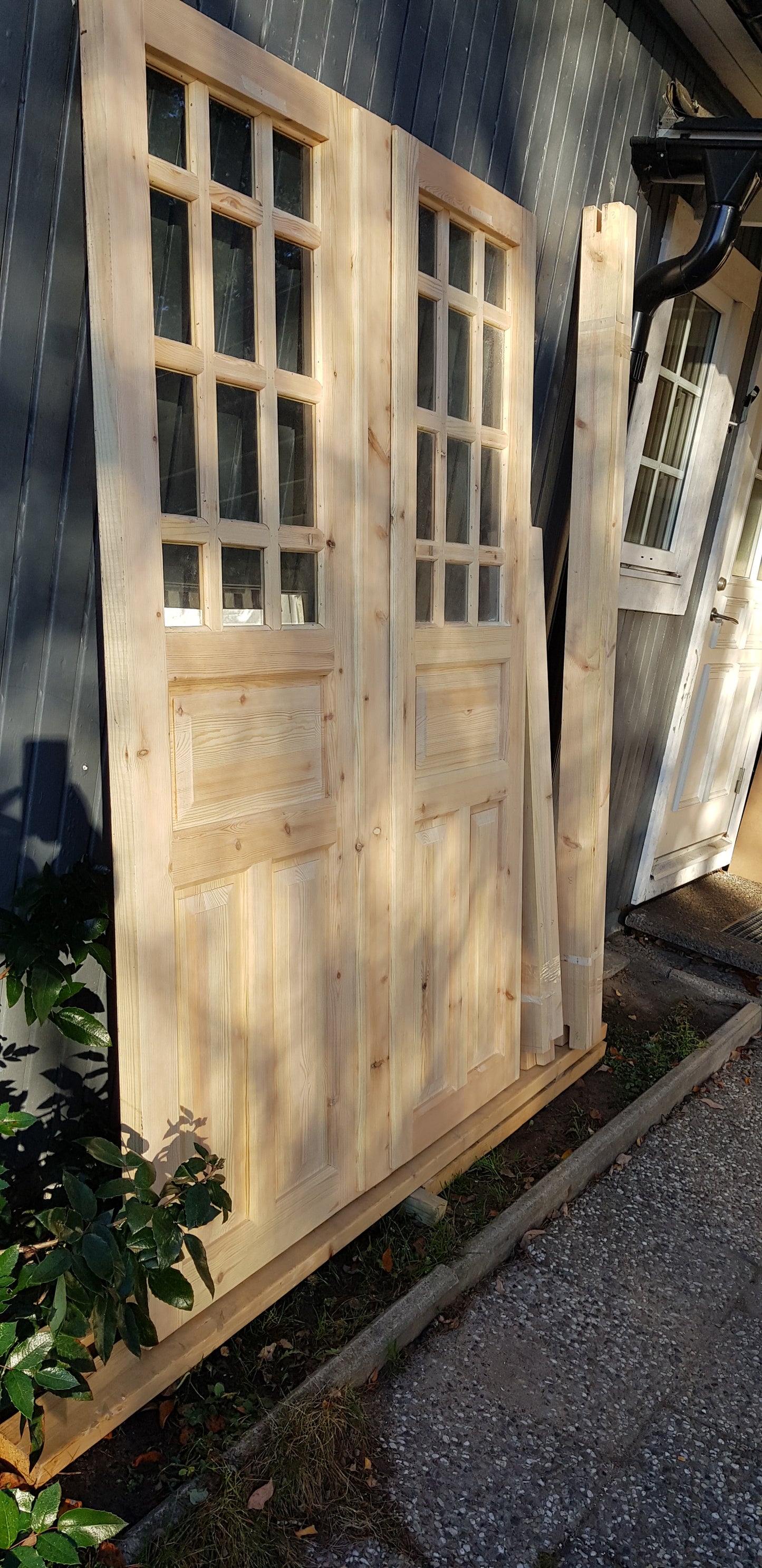 Ny pardörr i gammal stil med dubbelt glas inklusive karm. yttermått med karm: bredd 140 cm höjd 210 cm dörrblads mått Bredd 60+70 cm Höjd 200 cm dörrarna säljes utan gångjärn och låsordning ange nr 03 pris: 17000 kr