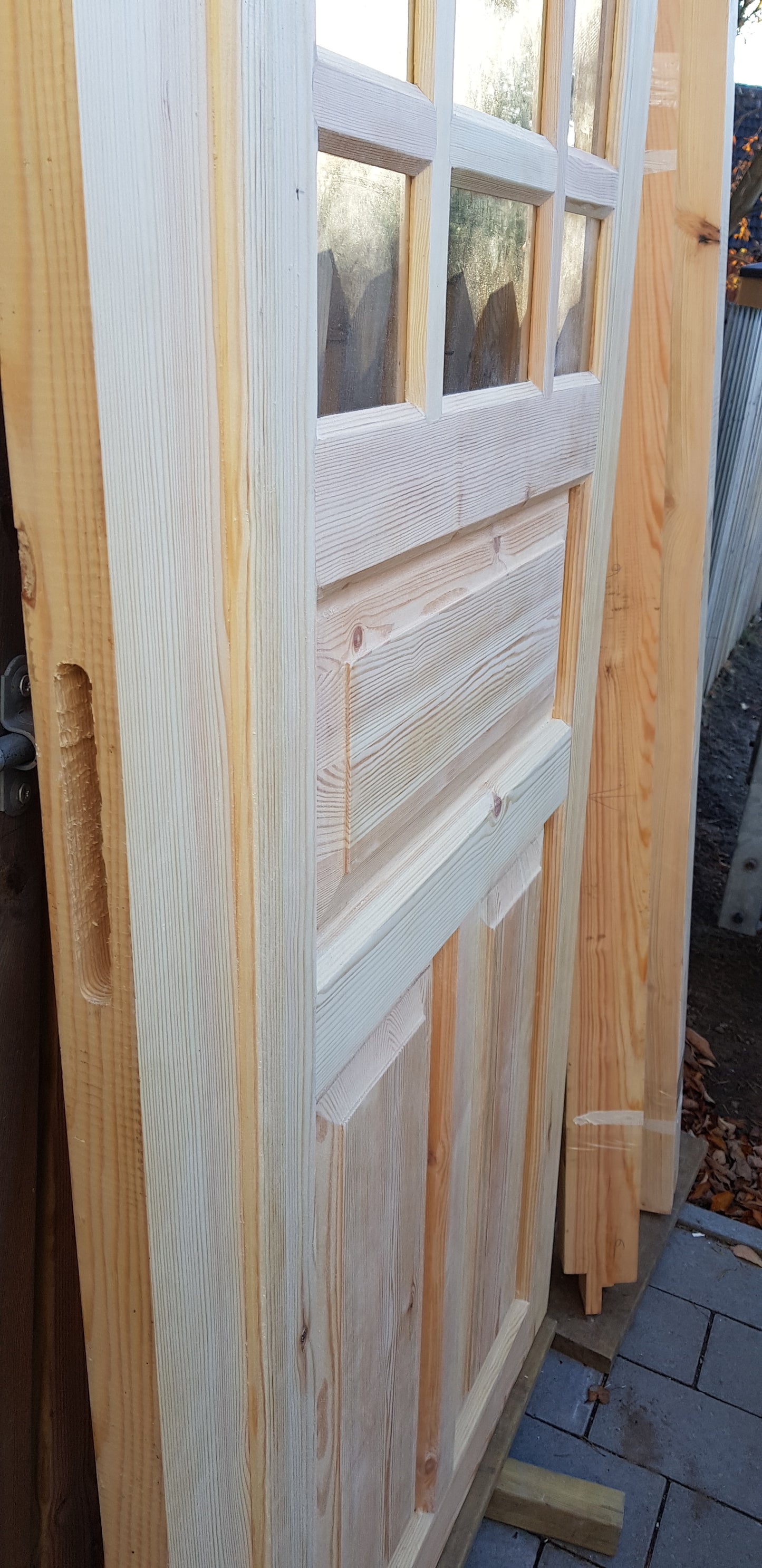 Ny pardörr i gammal stil med dubbelt glas inklusive karm. yttermått med karm: bredd 160 cm höjd 210 cm dörrblads mått Bredd 70+80 cm Höjd 200 cm dörrarna säljes utan gångjärn och låsordning ange nr 06 pris: 17000 kr