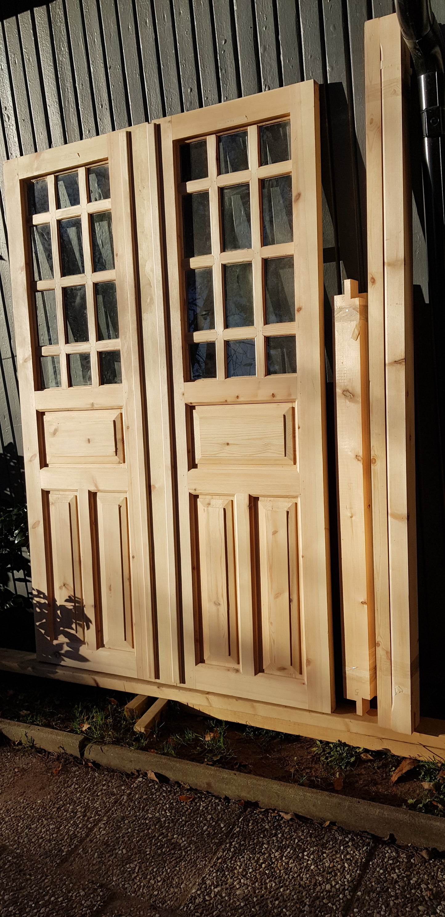Ny pardörr i gammal stil med dubbelt glas inklusive karm. yttermått med karm: bredd 140 cm höjd 210 cm dörrblads mått Bredd 60+70 cm Höjd 200 cm dörrarna säljes utan gångjärn och låsordning ange nr 05 pris: 17000 kr