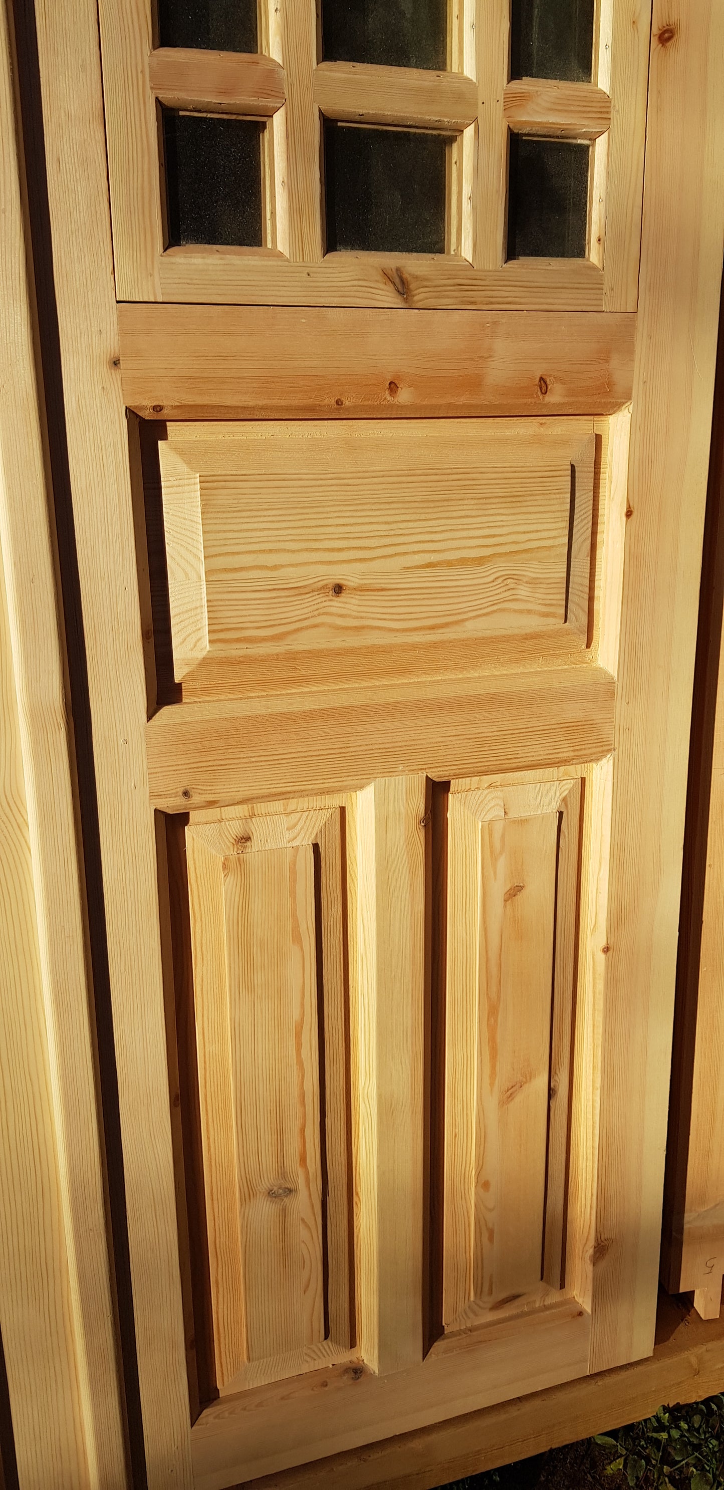 Ny pardörr i gammal stil med dubbelt glas inklusive karm. yttermått med karm: bredd 140 cm höjd 210 cm dörrblads mått Bredd 60+70 cm Höjd 200 cm dörrarna säljes utan gångjärn och låsordning ange nr 05 pris: 17000 kr