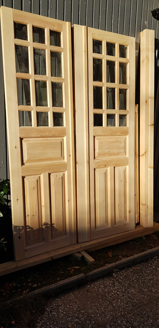 Ny pardörr i gammal stil med dubbelt glas inklusive karm. yttermått med karm: bredd 140 cm höjd 210 cm dörrblads mått Bredd 60+70 cm Höjd 200 cm dörrarna säljes utan gångjärn och låsordning ange nr 05 pris: 17000 kr