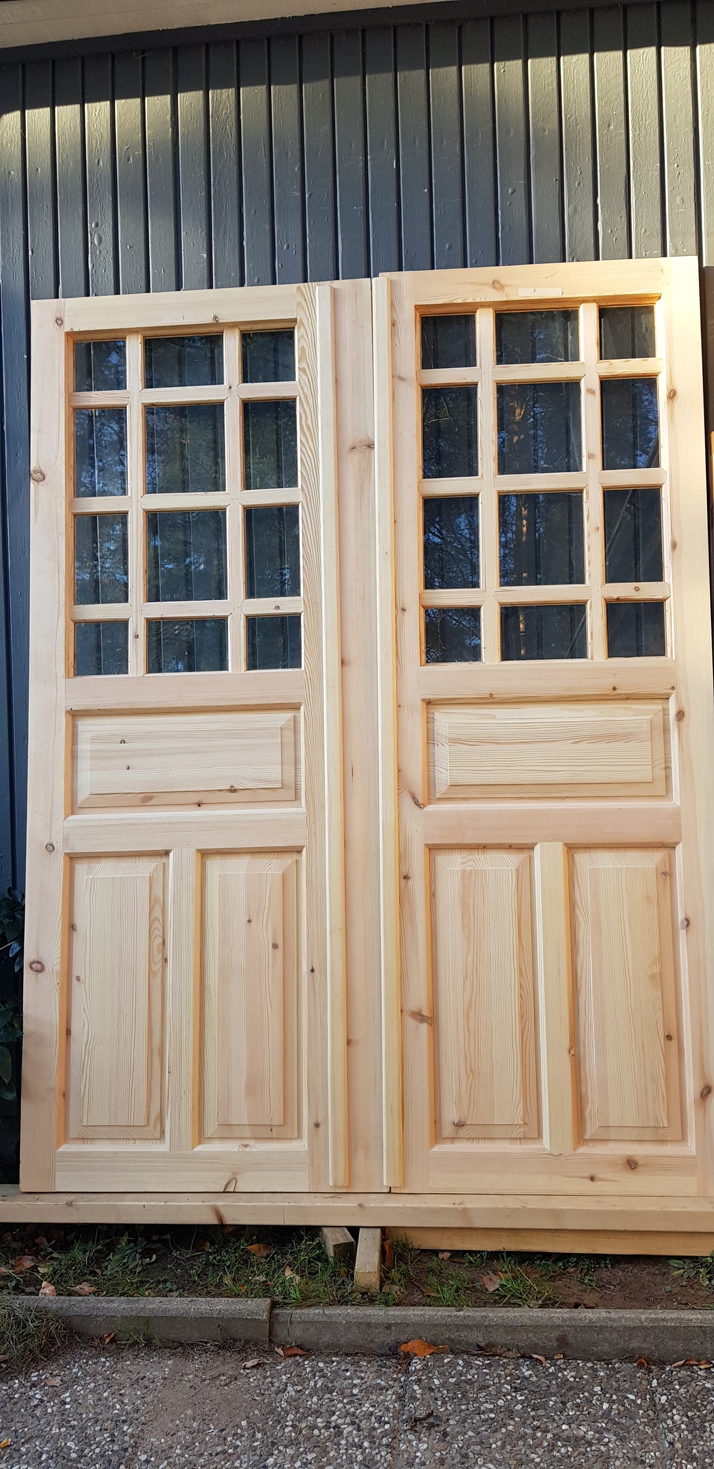 ART 321 (07) Nytillverkad pardörr i gammal stil Mått B160 x H210 cm Öppnas utåt Handtag på höger sida Dubbel glas Pris 15000 kr Tillkommer 1000 kr för gångjärn och låskista