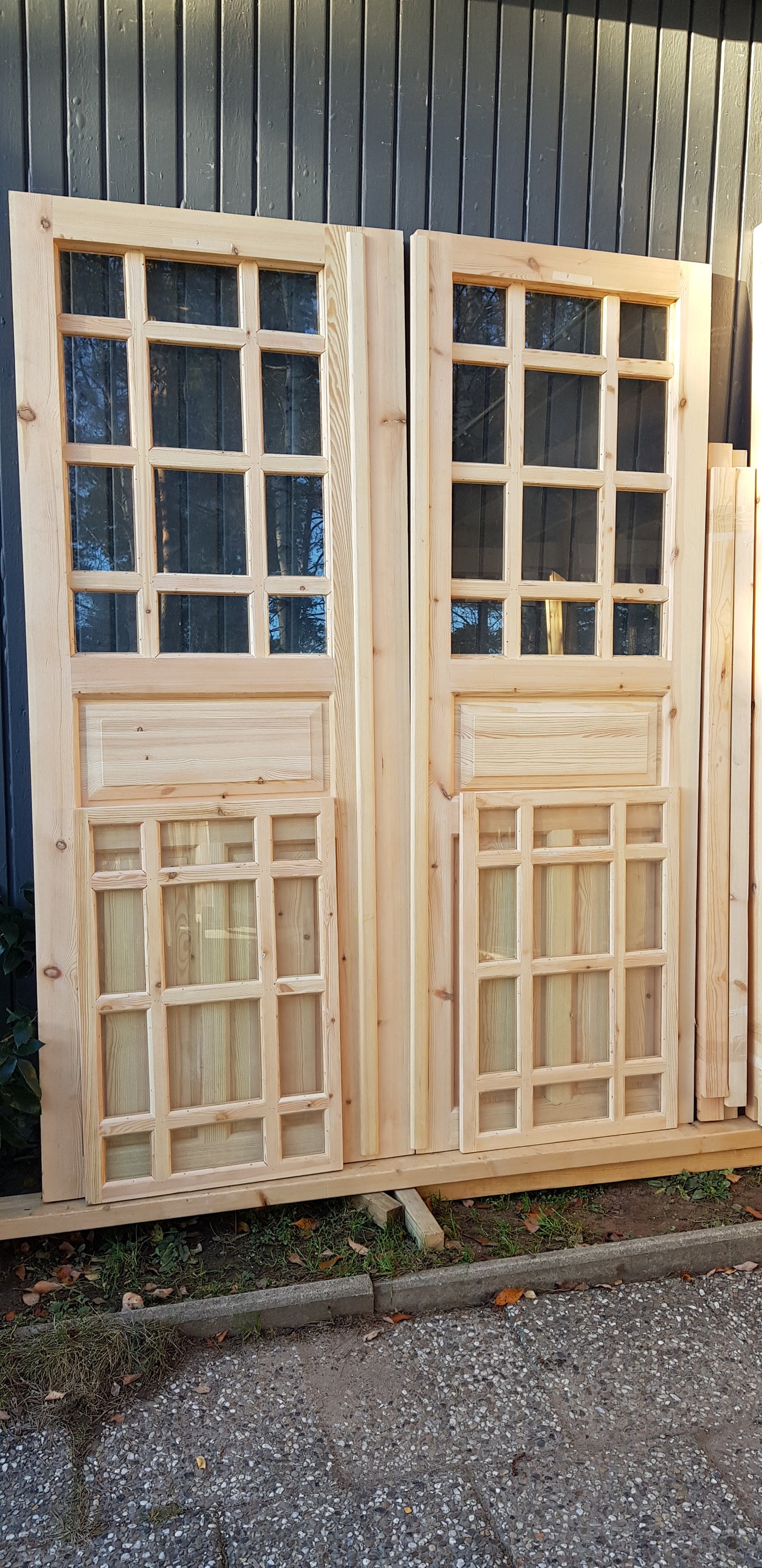 ART 321 (07) Nytillverkad pardörr i gammal stil Mått B160 x H210 cm Öppnas utåt Handtag på höger sida Dubbel glas Pris 15000 kr Tillkommer 1000 kr för gångjärn och låskista