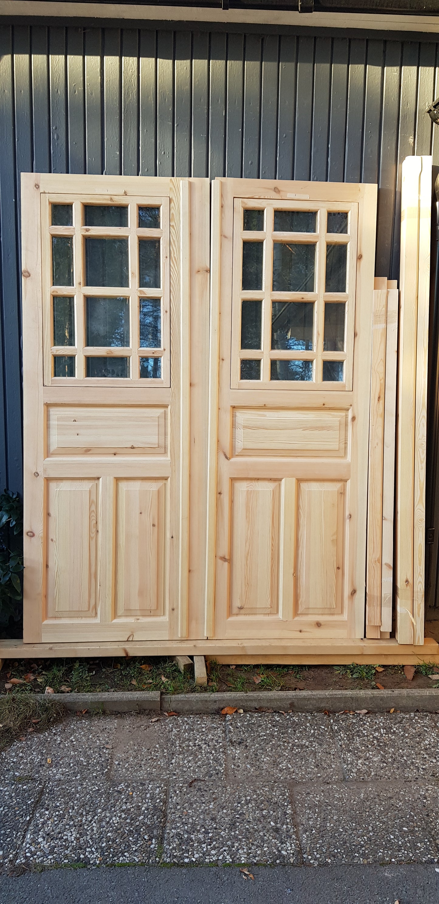 ART 321 (07) Nytillverkad pardörr i gammal stil Mått B160 x H210 cm Öppnas utåt Handtag på höger sida Dubbel glas Pris 15000 kr Tillkommer 1000 kr för gångjärn och låskista