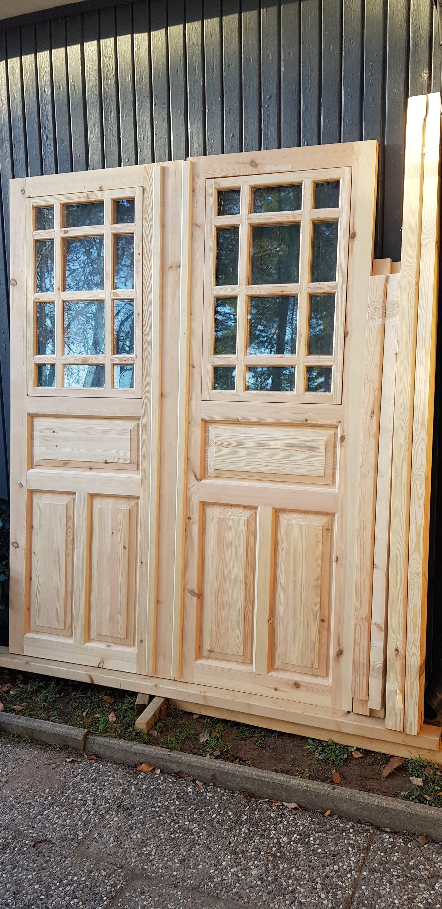 ART 321 (07) Nytillverkad pardörr i gammal stil Mått B160 x H210 cm Öppnas utåt Handtag på höger sida Dubbel glas Pris 15000 kr Tillkommer 1000 kr för gångjärn och låskista