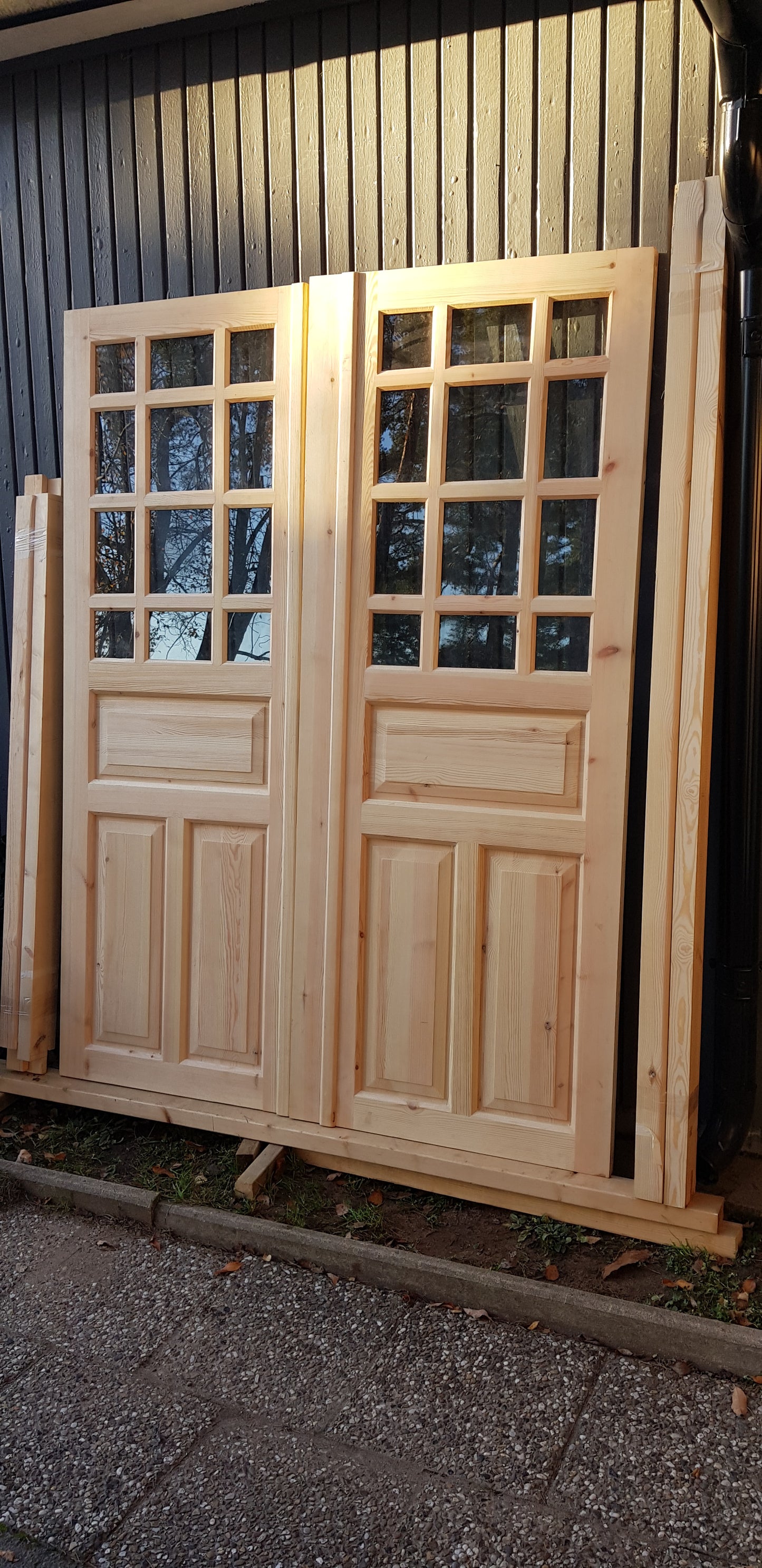 ART 321 (07) Nytillverkad pardörr i gammal stil Mått B160 x H210 cm Öppnas utåt Handtag på höger sida Dubbel glas Pris 15000 kr Tillkommer 1000 kr för gångjärn och låskista