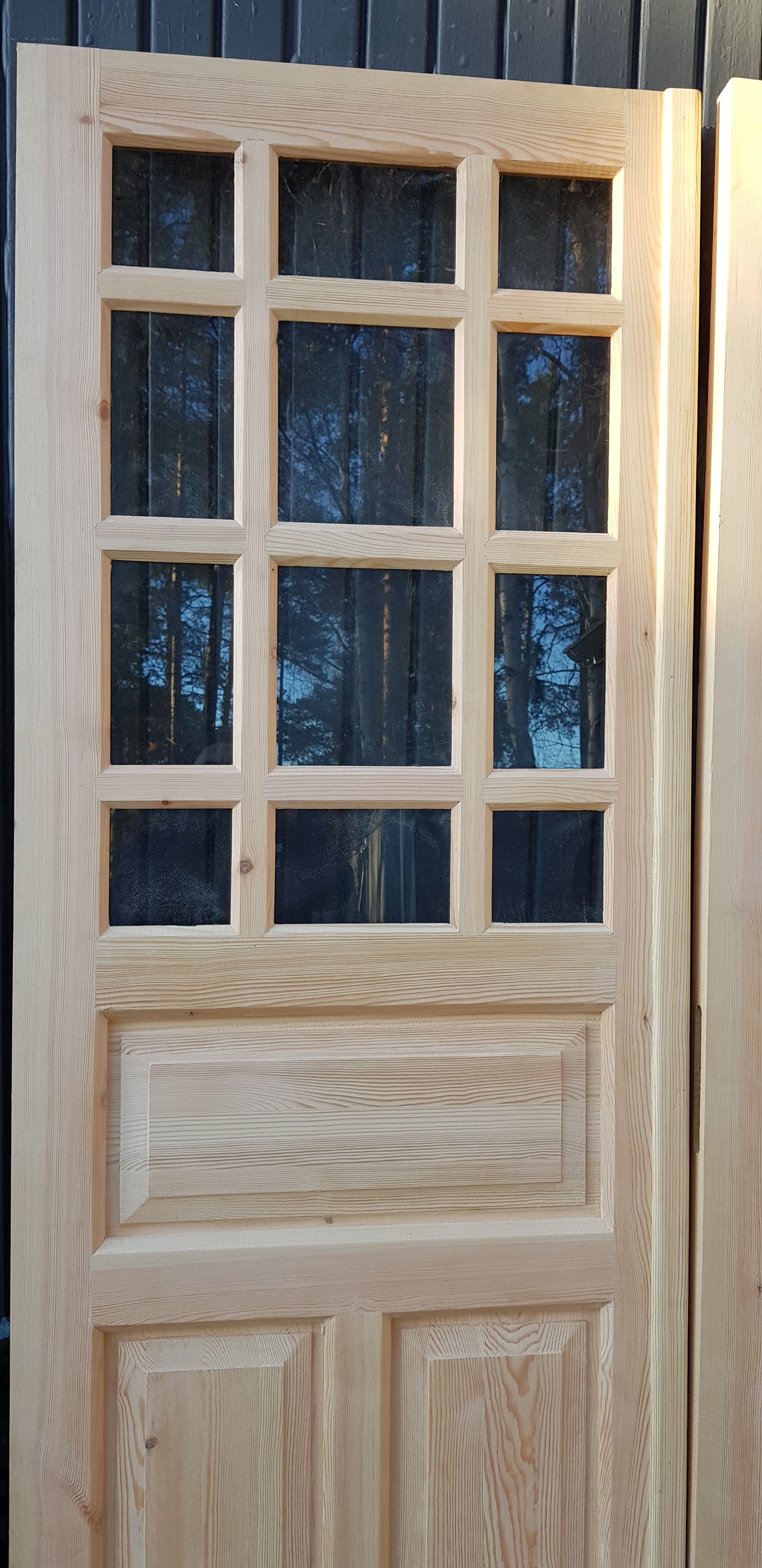 ART 321 (07) Nytillverkad pardörr i gammal stil Mått B160 x H210 cm Öppnas utåt Handtag på höger sida Dubbel glas Pris 15000 kr Tillkommer 1000 kr för gångjärn och låskista