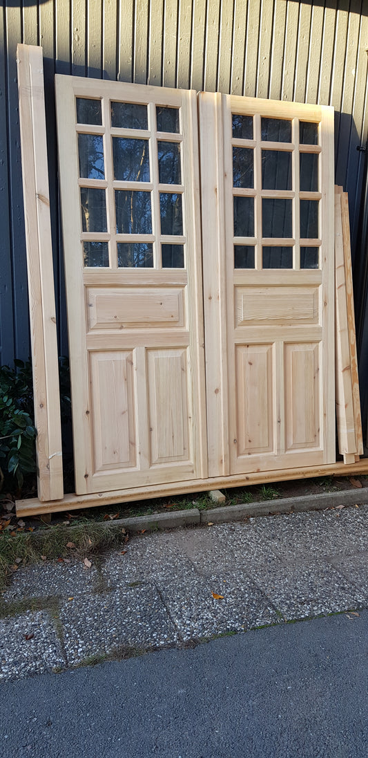 Ny pardörr i gammal stil med dubbelt glas inklusive karm. yttermått med karm: bredd 160 cm höjd 210 cm dörrblads mått Bredd 70+80 cm Höjd 200 cm dörrarna säljes utan gångjärn och låsordning ange nr 08 pris: 17000 kr