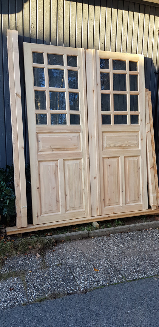 Nytillverkade pardörrar med dubbelglas i gammal stil inkl karm, säljes utan gångjärn och låskista. yttermått: B 160 cm H 210 cm pris: 17000 kr ange nr 09