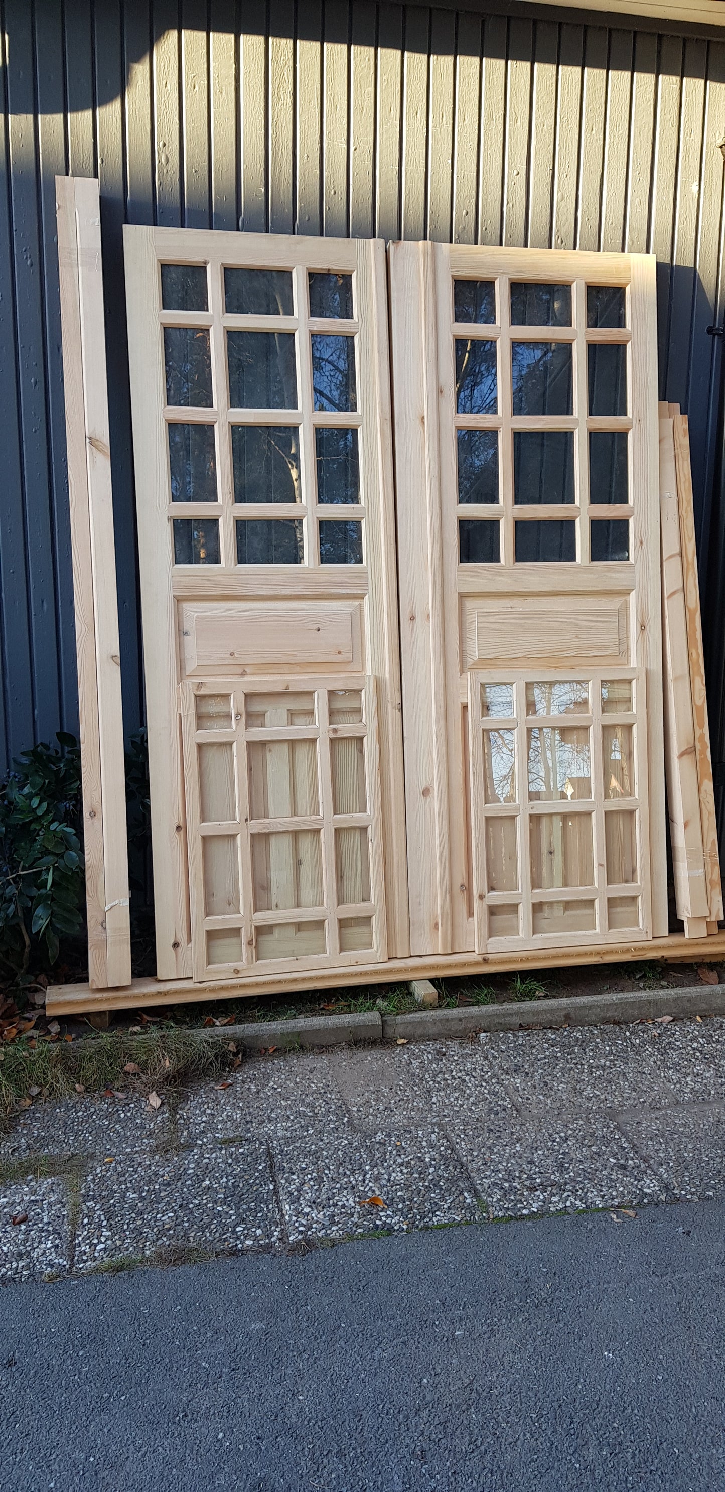 Ny pardörr i gammal stil med dubbelt glas inklusive karm. yttermått med karm: bredd 160 cm höjd 210 cm dörrblads mått Bredd 70+80 cm Höjd 200 cm dörrarna säljes utan gångjärn och låsordning ange nr 08 pris: 17000 kr