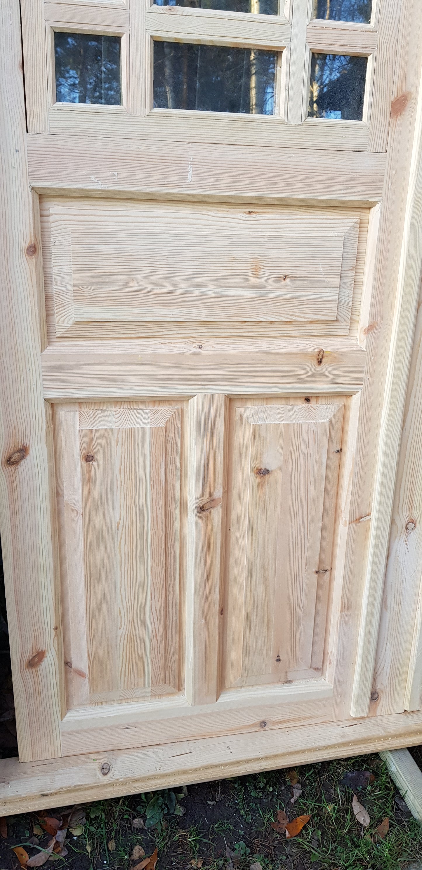 Nytillverkade pardörrar med dubbelglas i gammal stil inkl karm, säljes utan gångjärn och låskista. yttermått: B 160 cm H 210 cm pris: 17000 kr ange nr 09