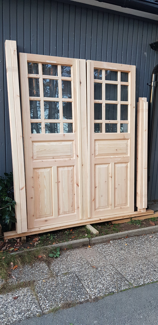 Ny pardörr i gammal stil med dubbelt glas inklusive karm. yttermått med karm: bredd 160 cm höjd 210 cm dörrblads mått Bredd 70+80 cm Höjd 200 cm dörrarna säljes utan gångjärn och låsordning ange nr 10 pris: 17000 kr