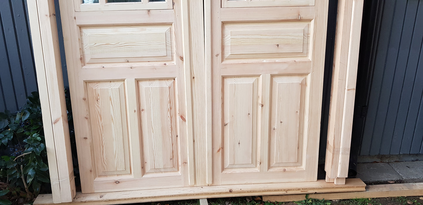 Ny pardörr i gammal stil med dubbelt glas inklusive karm. yttermått med karm: bredd 160 cm höjd 210 cm dörrblads mått Bredd 70+80 cm Höjd 200 cm dörrarna säljes utan gångjärn och låsordning ange nr 10 pris: 17000 kr