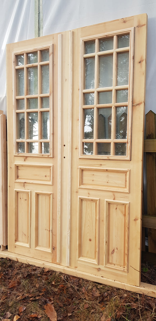 Nytillverkade pardörrar med dubbelglas i gammal stil inkl karm, behöver gångjärn och låskista, plats för låskista finns redan. yttermått: B 140 cm H 210 cm pris: 17000 kr ange nr 20