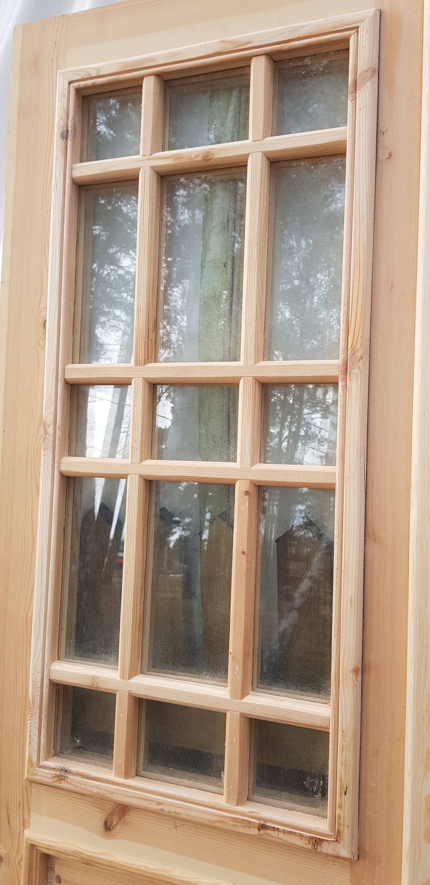 Nytillverkade pardörrar med dubbelglas i gammal stil inkl karm, behöver gångjärn och låskista, plats för låskista finns redan. yttermått: B 140 cm H 210 cm pris: 17000 kr ange nr 20