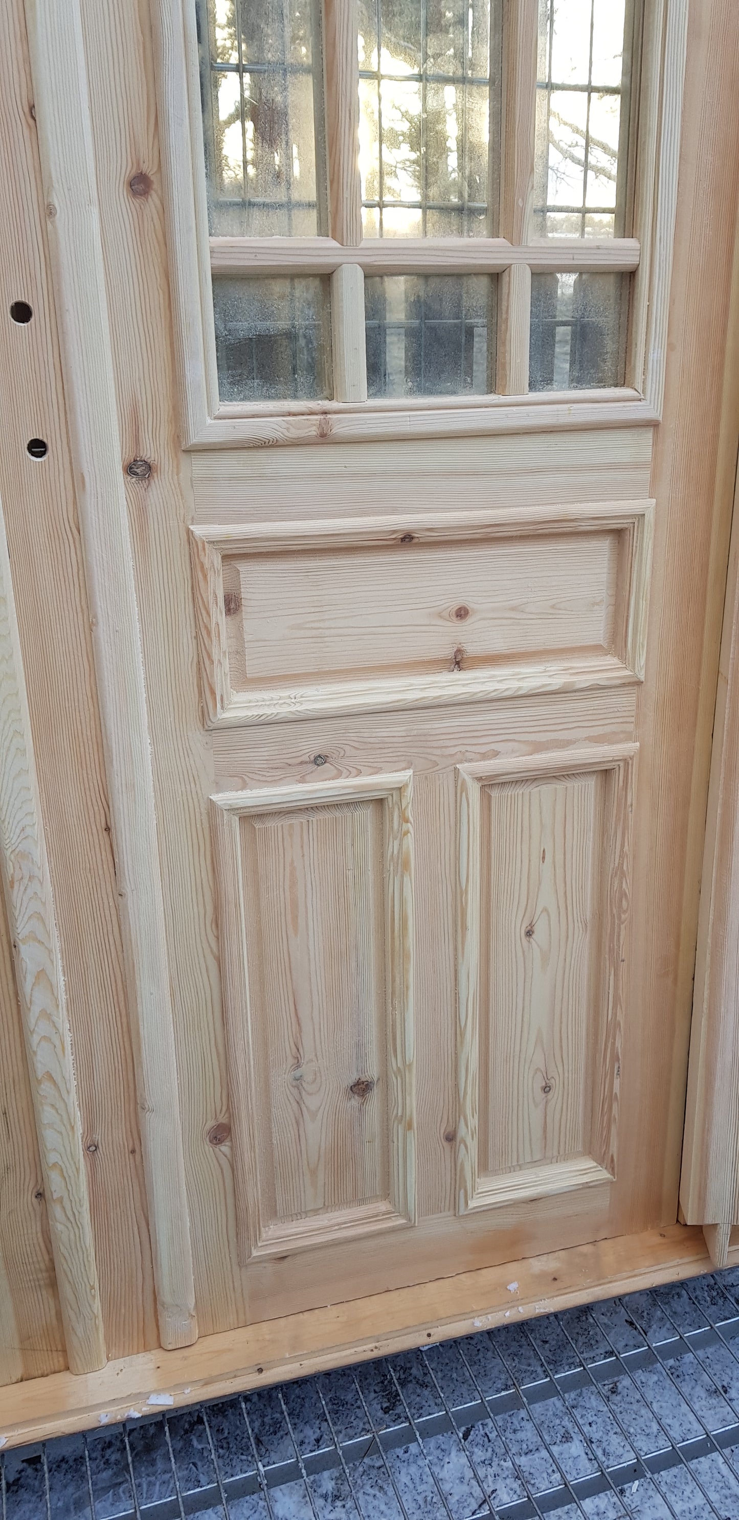 Art 33J Nytillverkade pardörrar i gammal stil inklusive karm dubbelglas med äkta spröjs speglar på både insidan och utsidan B140 cm H210 cm Pris: 17000 kr