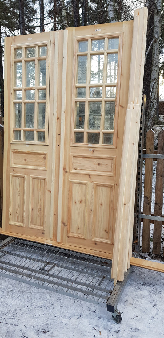 Art 33J Nytillverkade pardörrar i gammal stil inklusive karm dubbelglas med äkta spröjs speglar på både insidan och utsidan B140 cm H210 cm Pris: 17000 kr