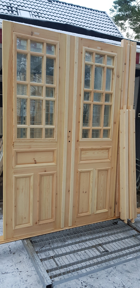 Nytillverkade pardörrar i gammal stil inklusive karm. dubbelglas med äkta spröjs, säljes utan gångjärn och låsordning speglar på både insidan och utsidan yttermått: bredd 140 cm höjd 210 cm dörrblad tjocklek 4.5 cm pris: 14500 kr vid kontakt ange nr 23