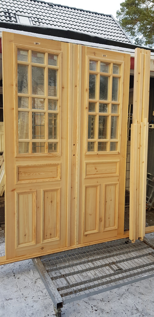 Art 33i Nytillverkade pardörrar i gammal stil inklusive karm dubbelglas med äkta spröjs speglar på både insidan och utsidan B140 cm H210 cm Pris: 17000 kr