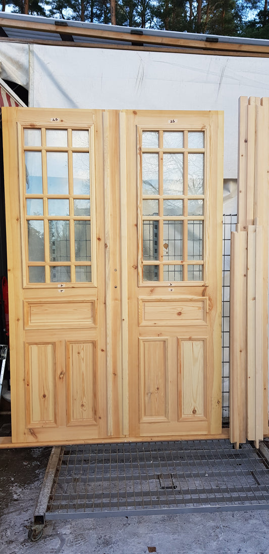 Nytillverkade pardörrar i gammal stil inklusive karm. dubbelglas med äkta spröjs, säljes utan gångjärn och låsordning speglar på både insidan och utsidan yttermått: bred 140 cm höjd 210 cm dörrblad tjocklek 4.5 cm pris: 17000 kr vid kontakt ange nr 25