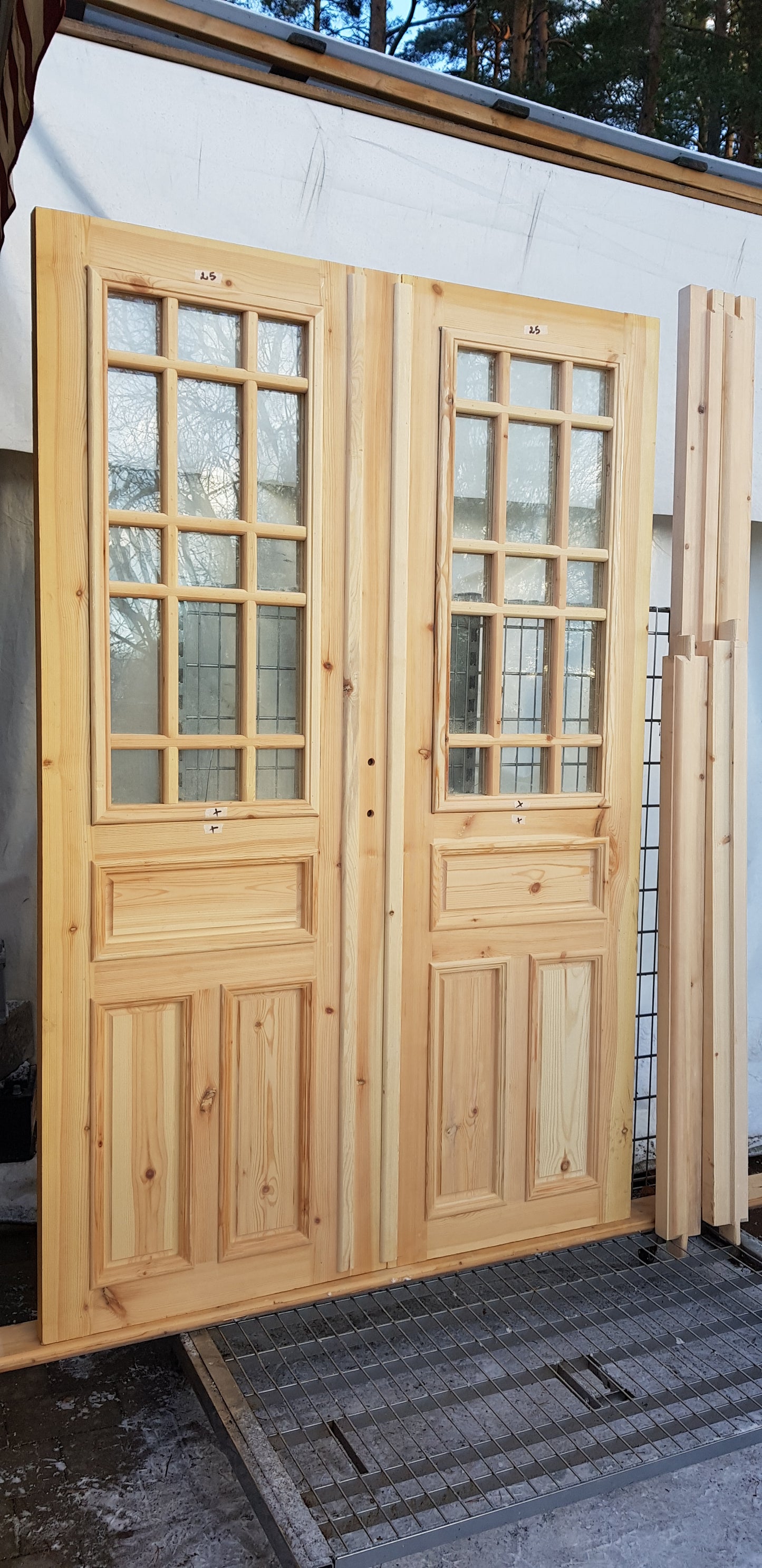 Nytillverkade pardörrar i gammal stil inklusive karm. dubbelglas med äkta spröjs, säljes utan gångjärn och låsordning speglar på både insidan och utsidan yttermått: bred 140 cm höjd 210 cm dörrblad tjocklek 4.5 cm pris: 14500 kr vid kontakt ange nr 25