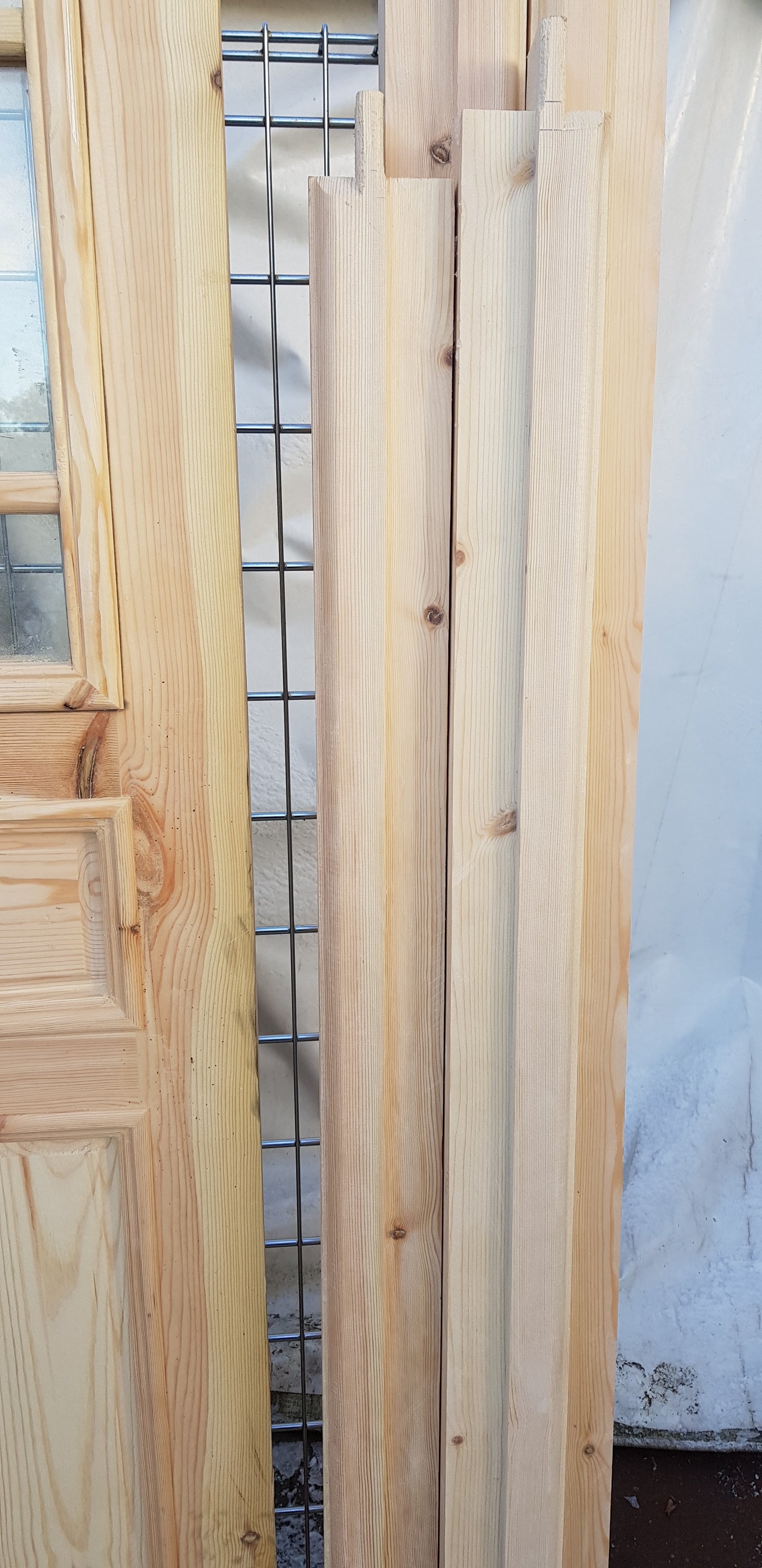 Nytillverkade pardörrar i gammal stil inklusive karm. dubbelglas med äkta spröjs, säljes utan gångjärn och låsordning speglar på både insidan och utsidan yttermått: bred 140 cm höjd 210 cm dörrblad tjocklek 4.5 cm pris: 14500 kr vid kontakt ange nr 25