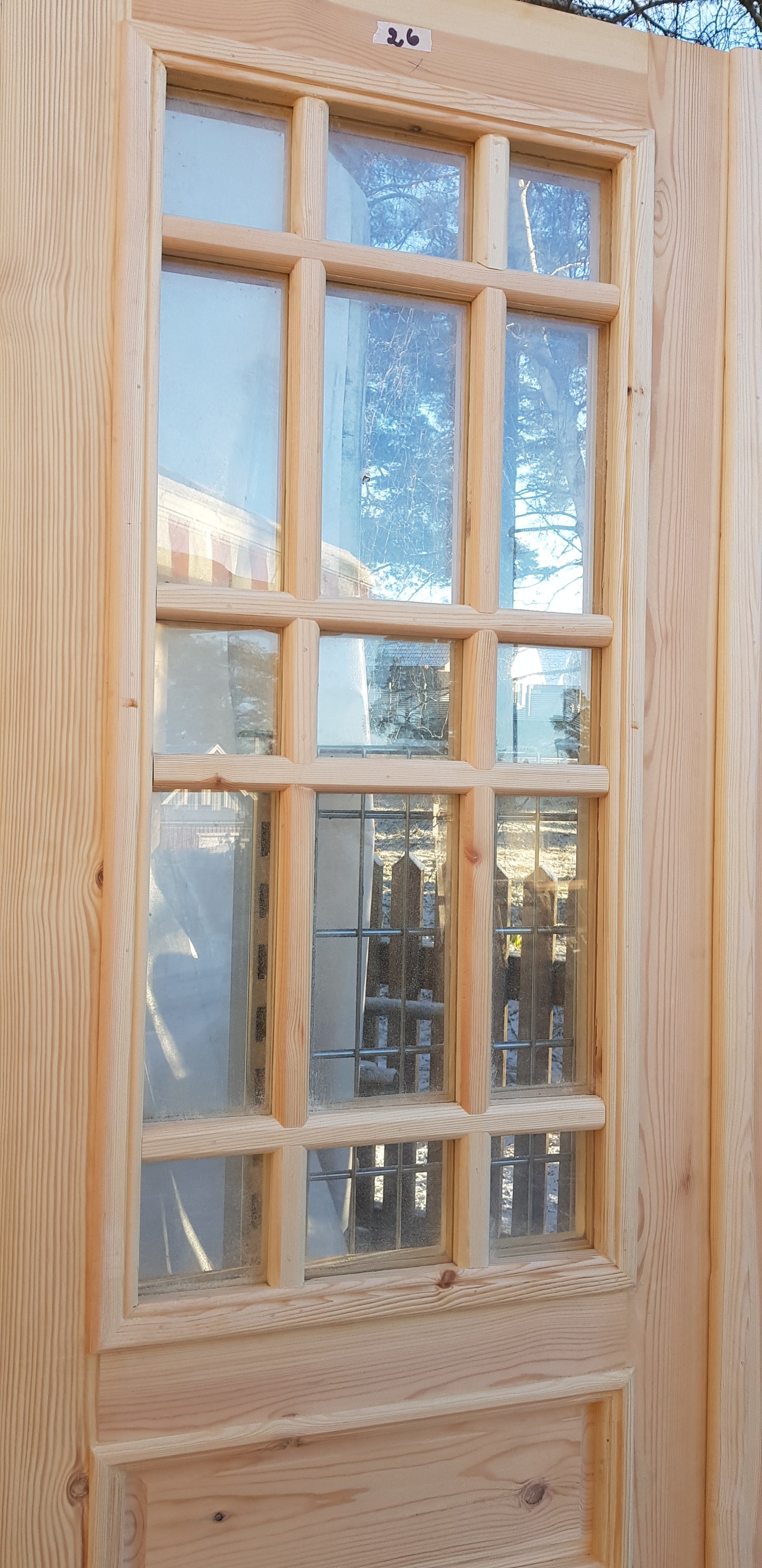 Nytillverkade pardörrar i gammal stil inklusive karm. dubbelglas med äkta spröjs, säljes utan gångjärn och låsordning speglar på både insidan och utsidan yttermått: bredd 140 cm höjd 210 cm dörrblad tjocklek 4.5 cm pris: 17000 kr vid kontakt ange nr 26