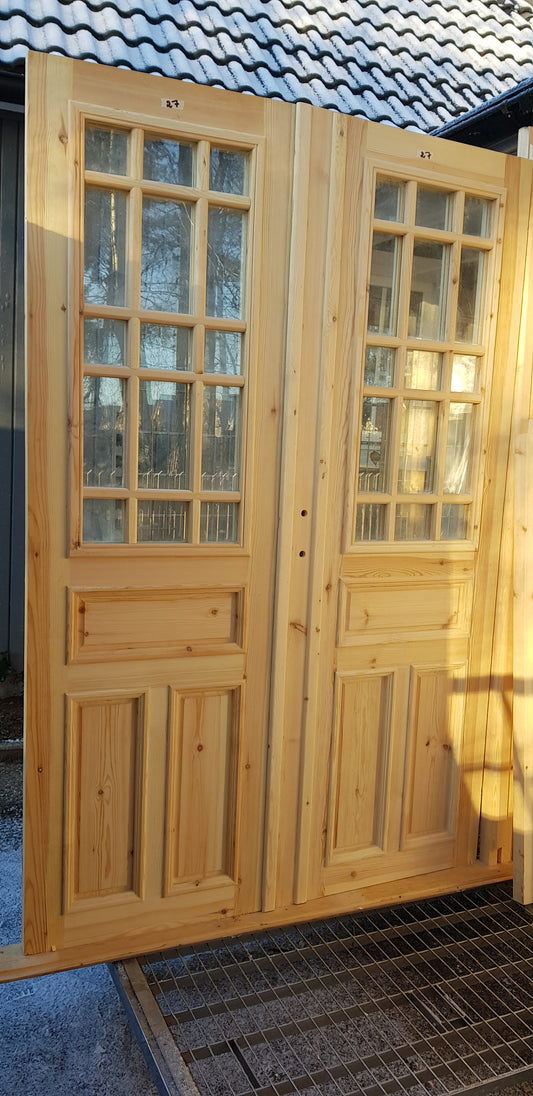 Nytillverkade pardörrar i gammal stil inklusive karm. dubbelglas med äkta spröjs, säljes utan gångjärn och låsordning speglar på både insidan och utsidan yttermått: bredd 140 cm höjd 210 cm dörrblad tjocklek 4.5 cm pris: 17000 kr vid kontakt ange nr 27