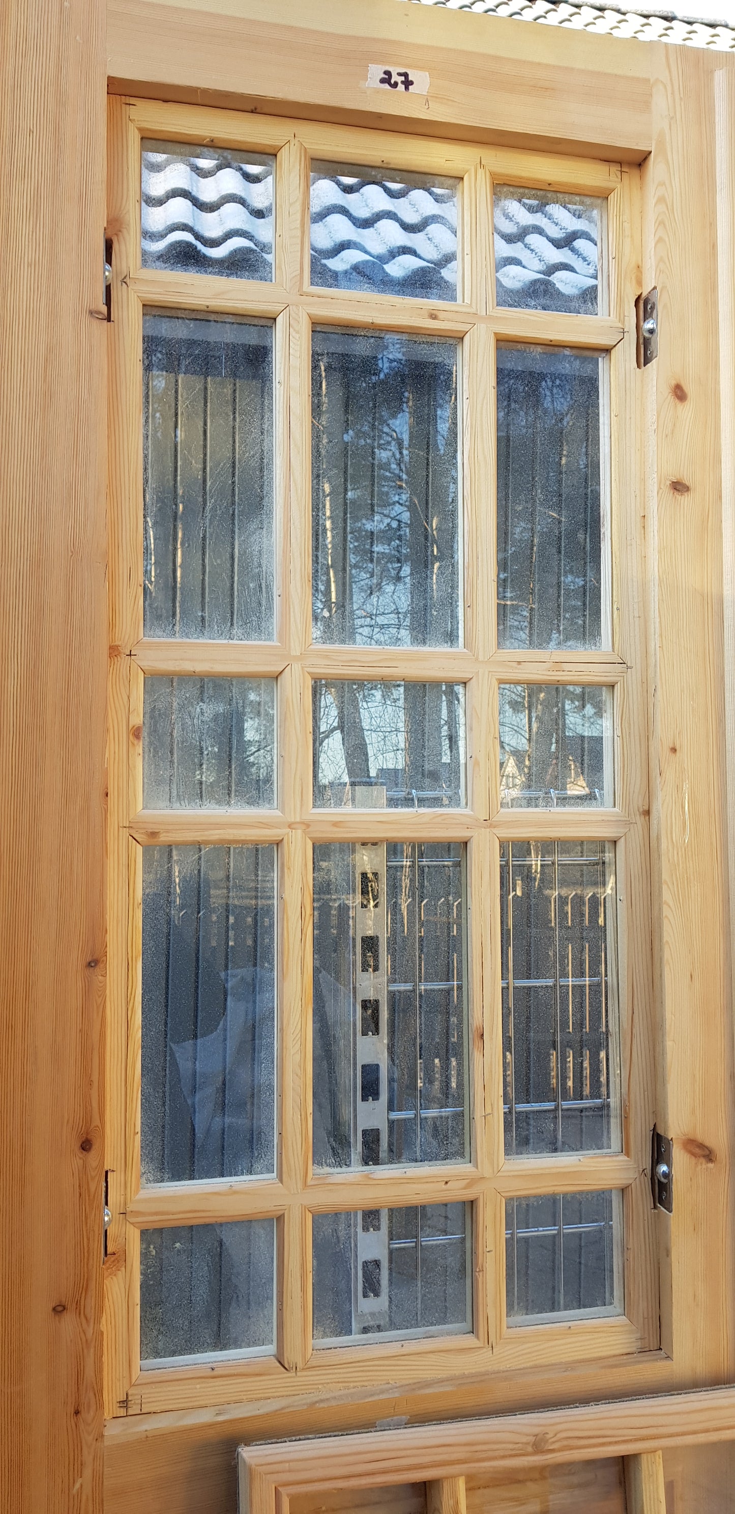 Nytillverkade pardörrar i gammal stil inklusive karm. dubbelglas med äkta spröjs, säljes utan gångjärn och låsordning speglar på både insidan och utsidan yttermått: bredd 140 cm höjd 210 cm dörrblad tjocklek 4.5 cm pris: 17000 kr vid kontakt ange nr 27